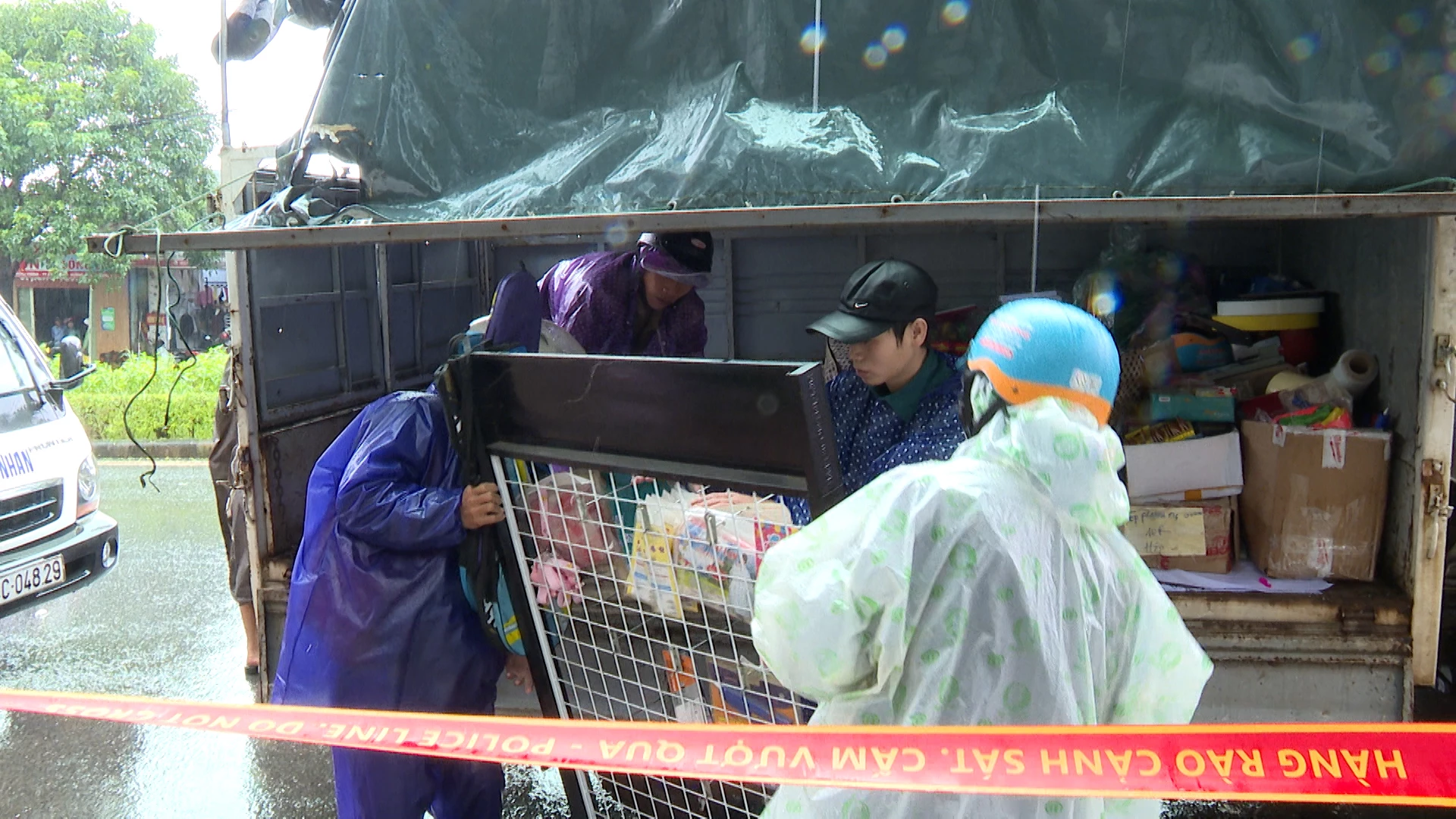 Lực lượng chức năng phong tỏa hiện trường, di dời 11 hộ dân trên đường Hùng Vương