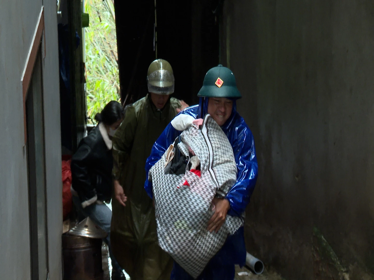 Hỗ trợ di dời đồ đạc sinh hoạt tại các hộ dân