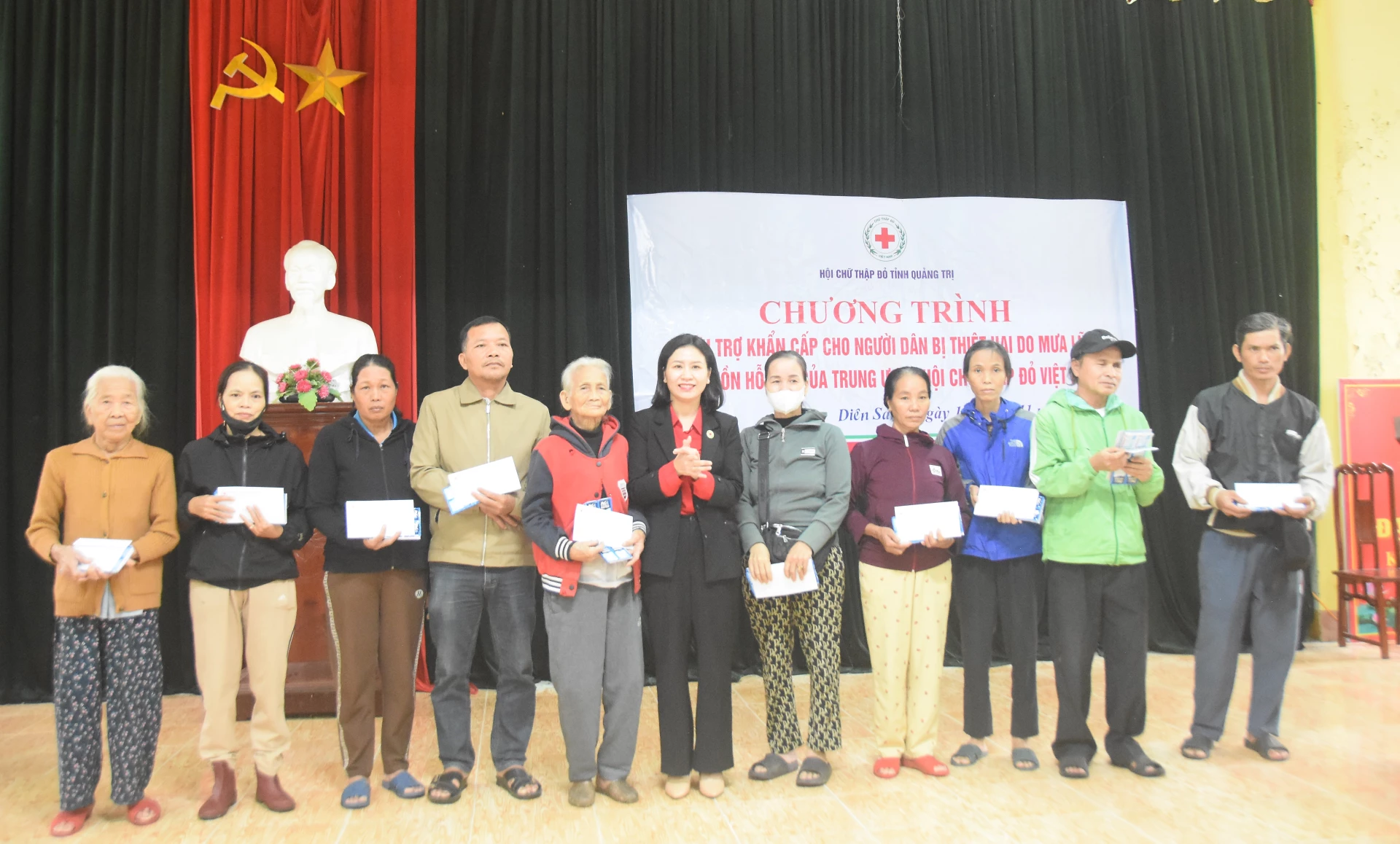 Trao hỗ trợ cho người dân bị thiệt hại do mưa lũ ở xã Diên Sanh - Ảnh: ĐV