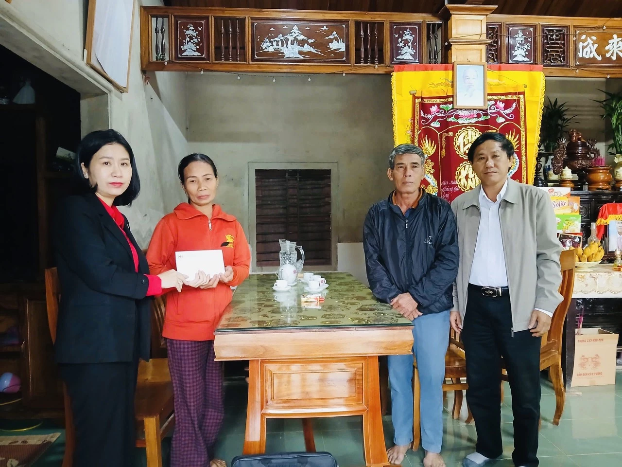 Trao kinh phí hỗ trợ gia đình ông Trịnh Đình Th., là nạn nhân bị chết do thiên tai ở thôn Trà Liên Tây, xã Ái Tử - Ảnh: ĐV