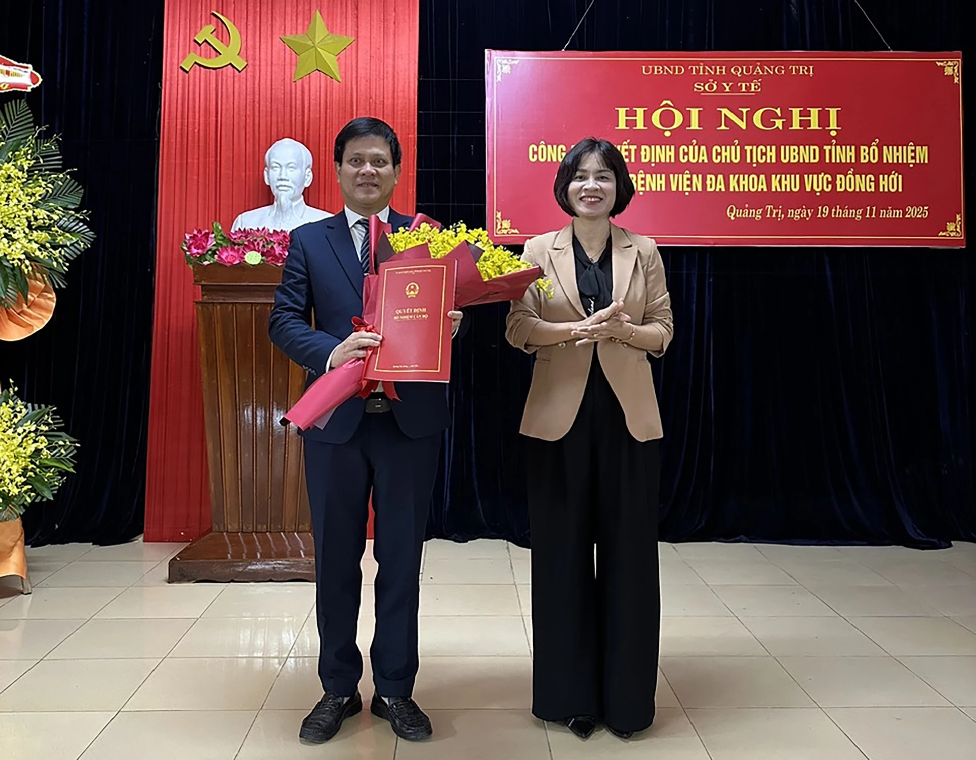 Đồng chí Giám đốc Sở Y tế Diệp Thị Minh Quyết trao quyết định bổ nhiệm Giám đốc Bệnh viện ĐKKV Đồng Hới cho ông Đỗ Minh Huệ.