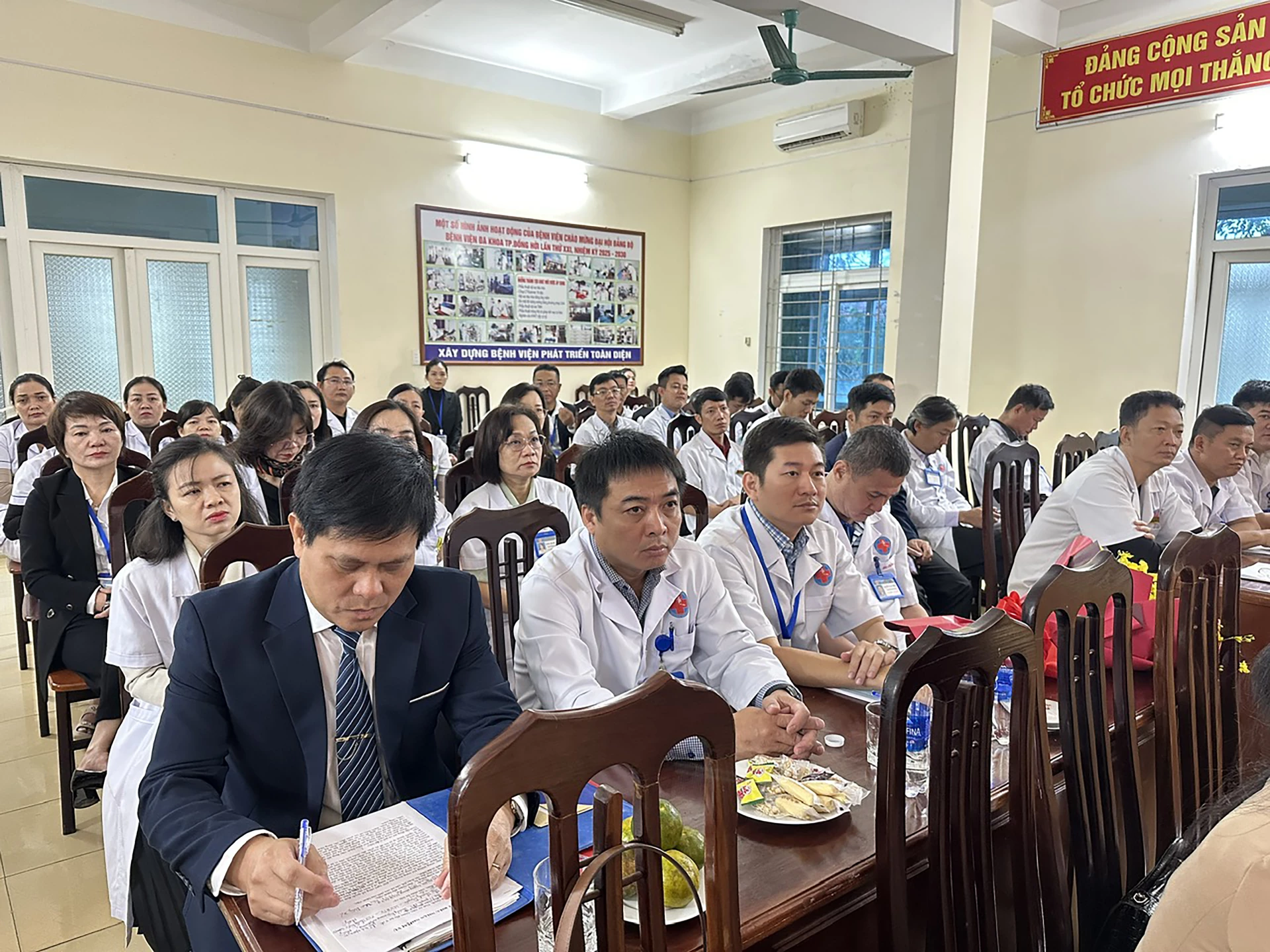 Các đại biểu dự hội nghị.