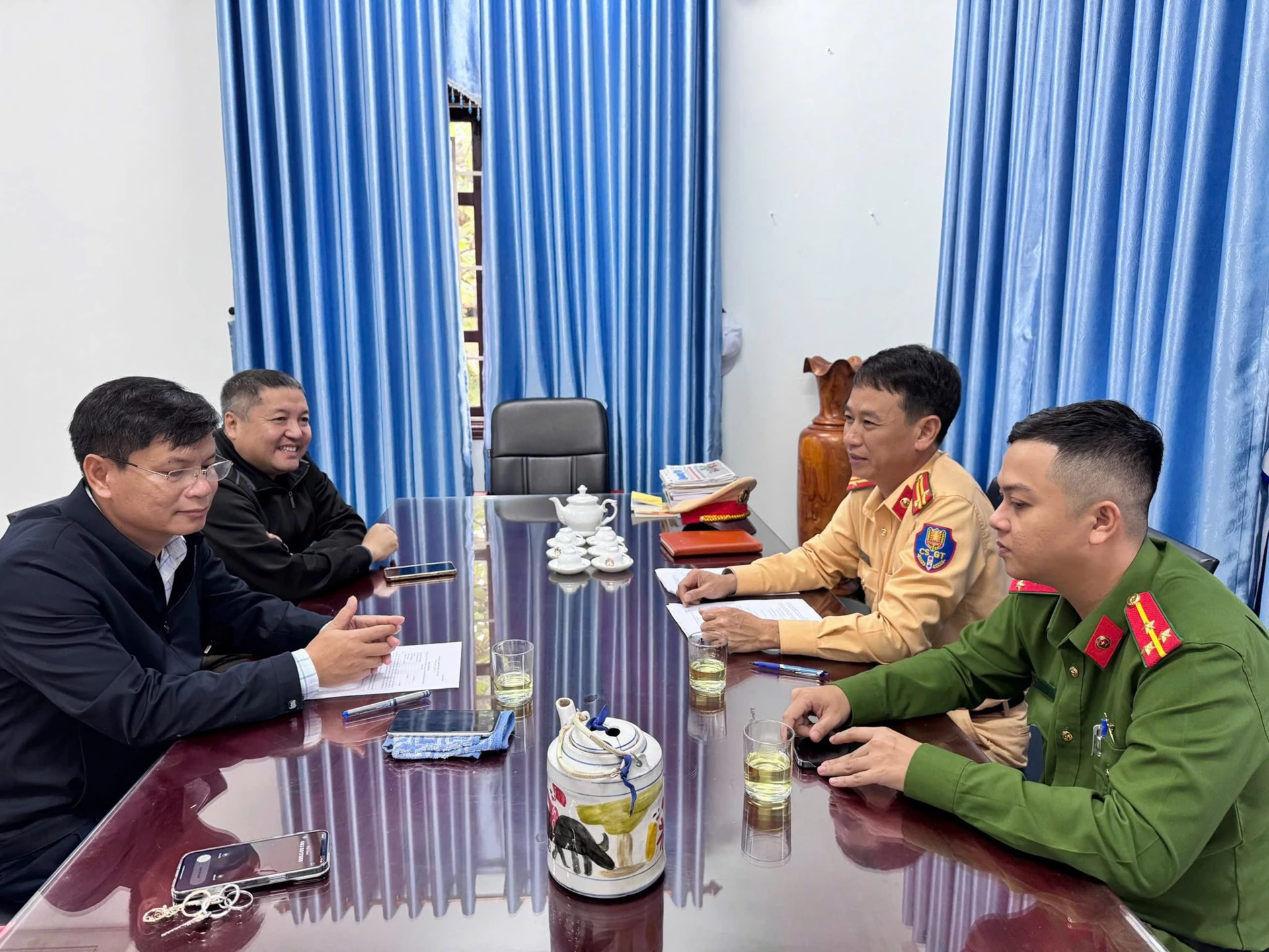 Lực lượng Cảnh sát giao thông phối hợp với công an cấp xã làm việc với trường học về việc chấp hành pháp luật về an toàn giao thông. Ảnh: B.T