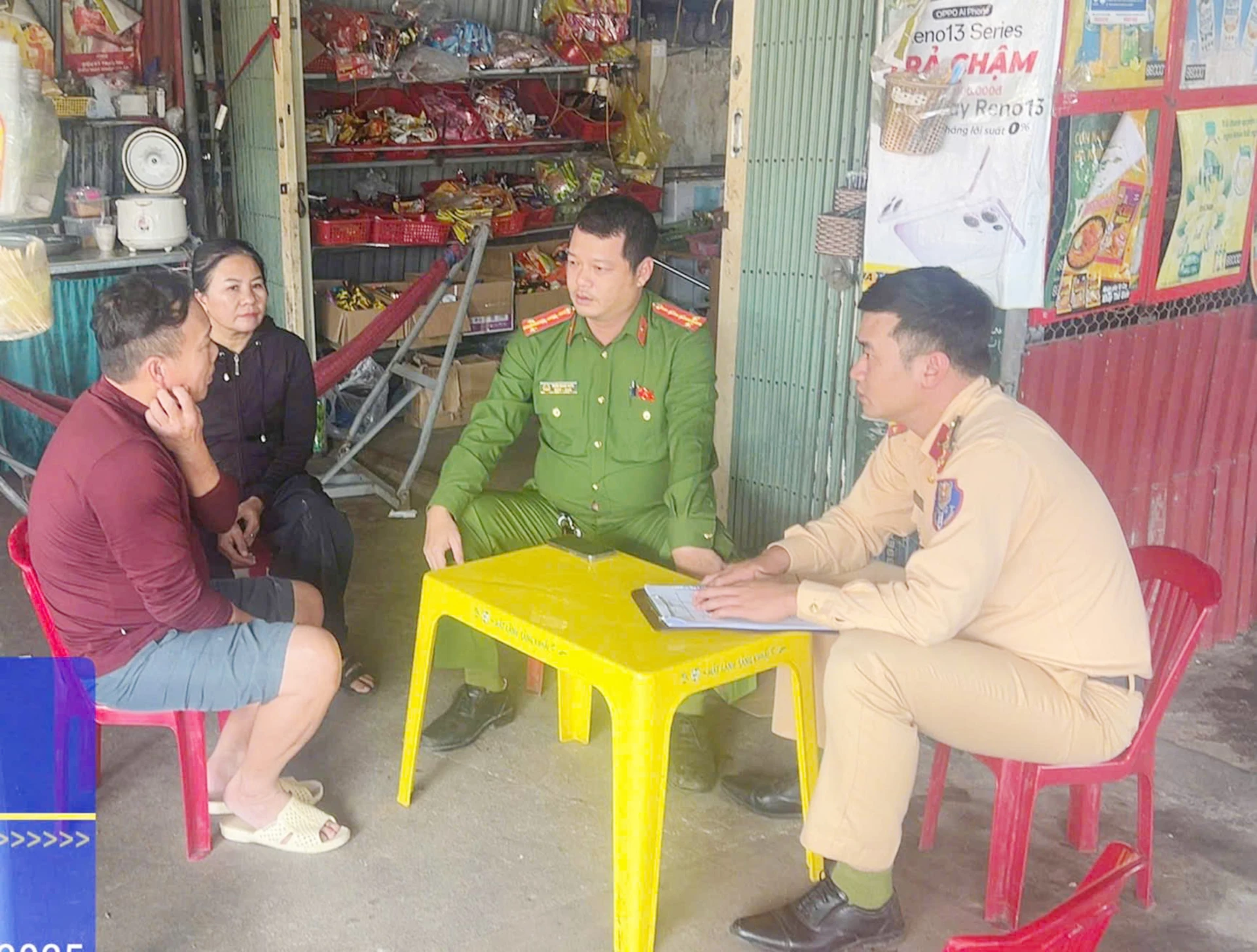 :...Tuyên truyền cho một hộ dân cạnh trường học tuân thủ cam kết không trông giữ xe mô tô, xe gắn máy cho học sinh khi chưa đủ điều kiện điều khiển. Ảnh: B.T