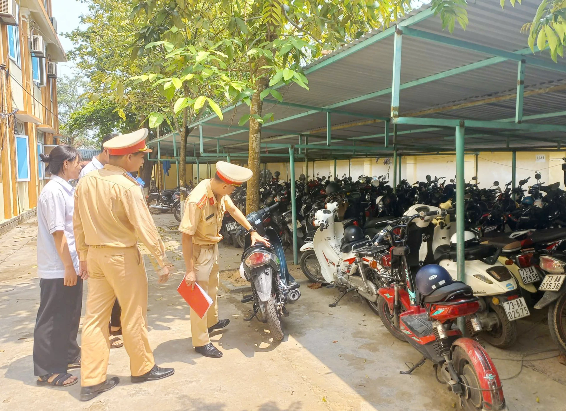 Lực lượng Cảnh sát giao thông phối hợp với công an cấp xã kiểm tra các phương tiện của học sinh tại bãi giữ xe trường học...Ảnh: B.T