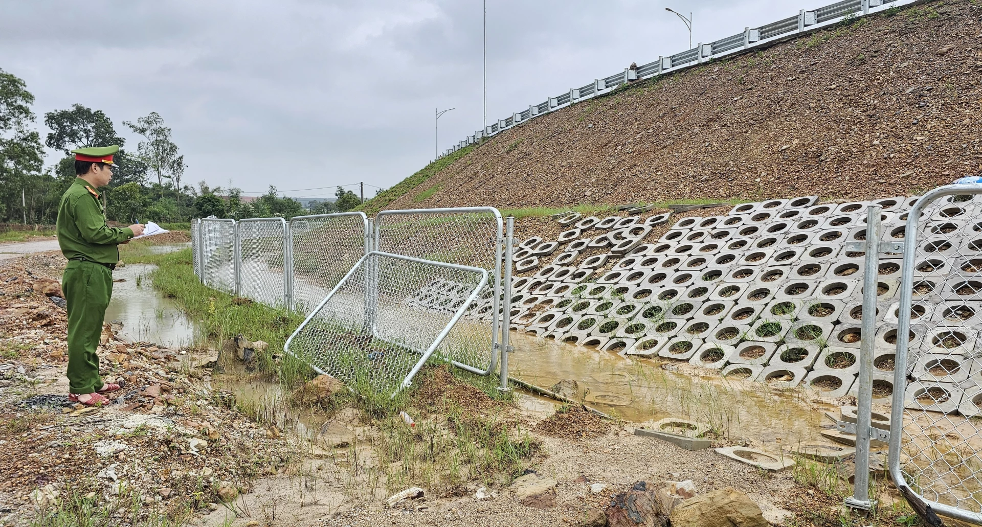 Rào chắn các điểm hở trên cao tốc Vạn Ninh - Cam Lộ sau vụ đàn bò đi vào cao tốc