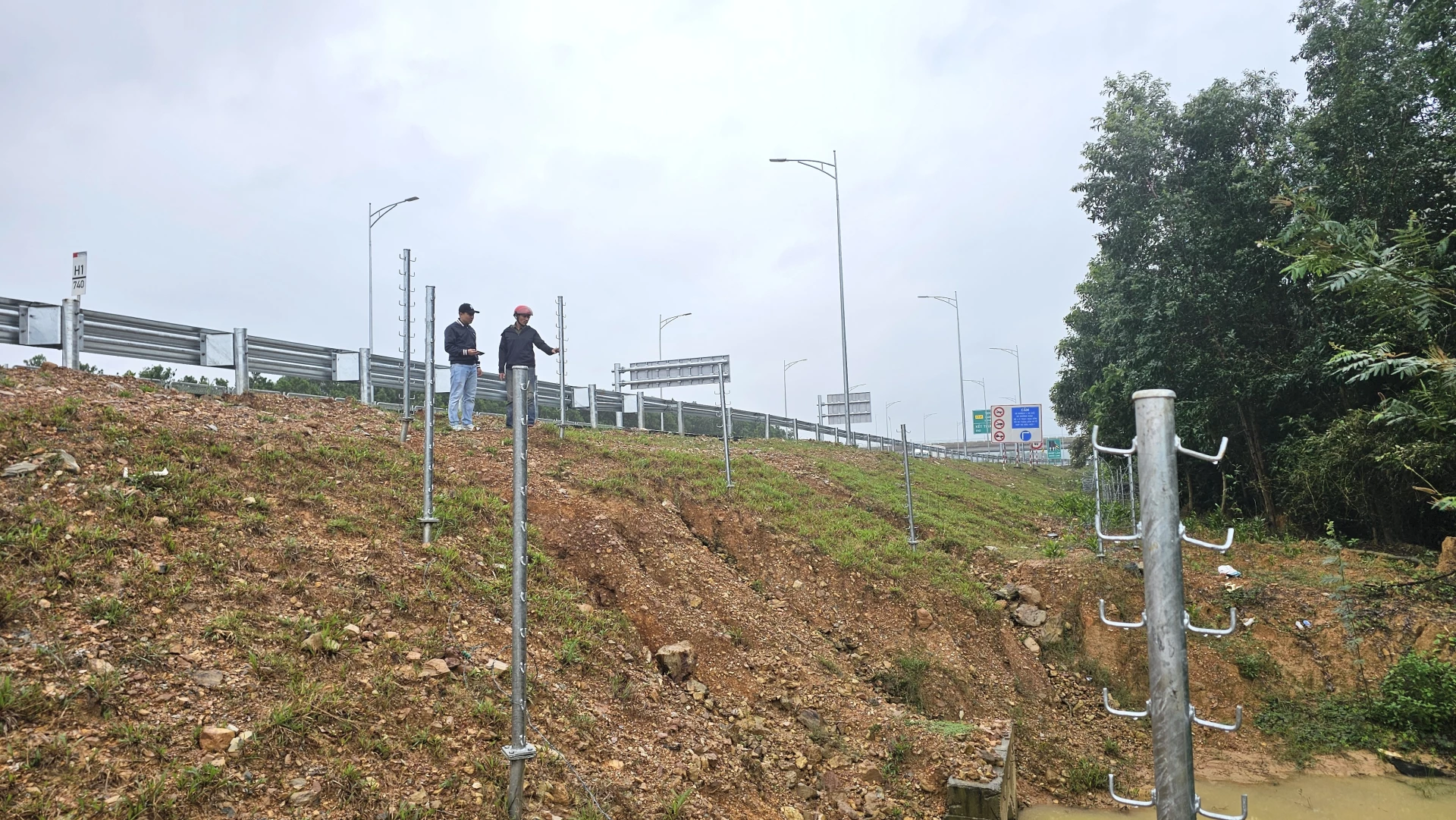 Một đoạn hàng rào thép gai chưa thi công hoàn thiện gần nút giao Quốc lộ 9 tại đoạn Km 740 - Ảnh: Lê Trường