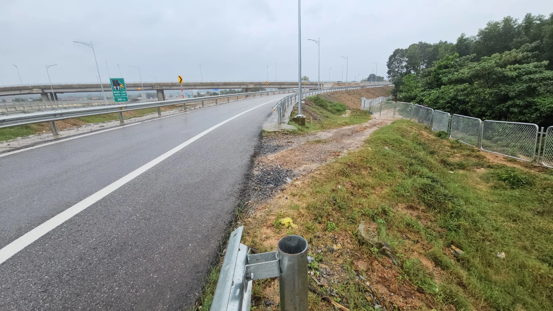 Ghi nhận đoạn hộ lan gần nút giao ra vào Quốc lộ 9 tại đoạn Km 740 bị tháo dỡ trước đó vào khoảng 9 giờ ngày 19/11 - Ảnh: Lê Trường