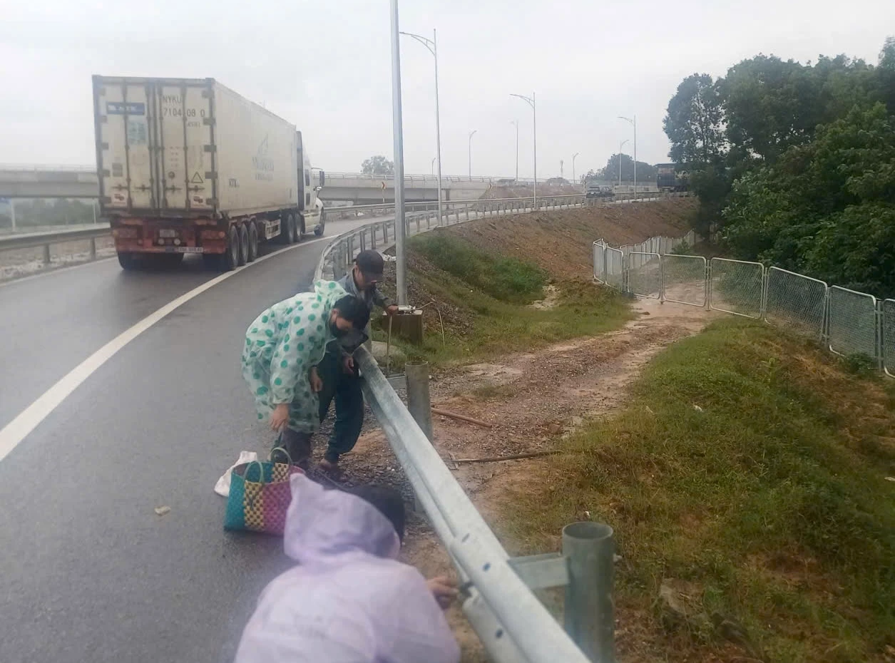 Ngay sau khi phóng viên phản ánh, đoạn hộ lan tại nút giao ra vào Quốc lộ 9 tại khoảng Km740 được nhà thầu lắp đặt trở lại - Ảnh: Lê Trường