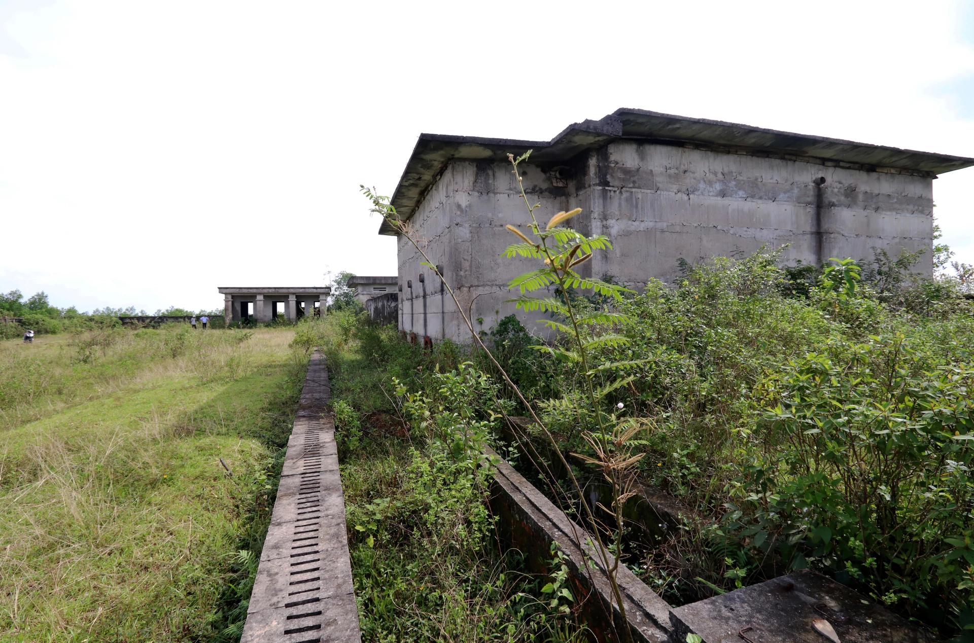 Cảnh hoang tàn của công trình           - Ảnh: T.L