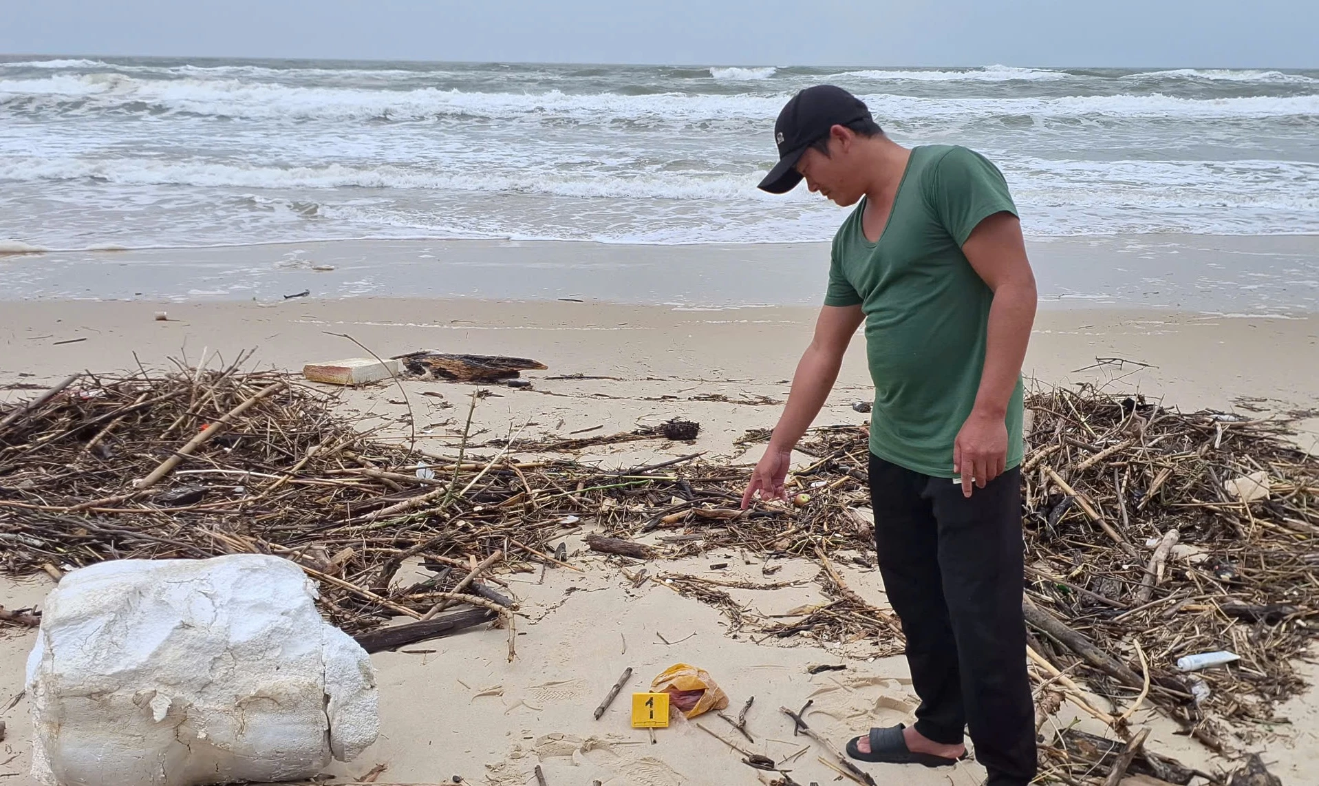 Đi nhặt củi, một người dân phát hiện nhiều túi ni lông nghi chứa ma túy tổng hợp