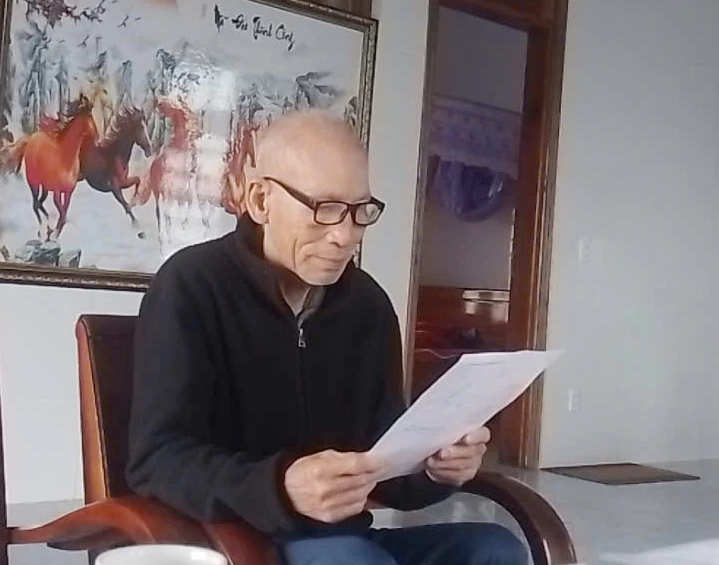 Ông Đoàn Ngọc Lĩnh vui mừng cầm trên tay giấy chứng nhận quyền sử dụng đất.