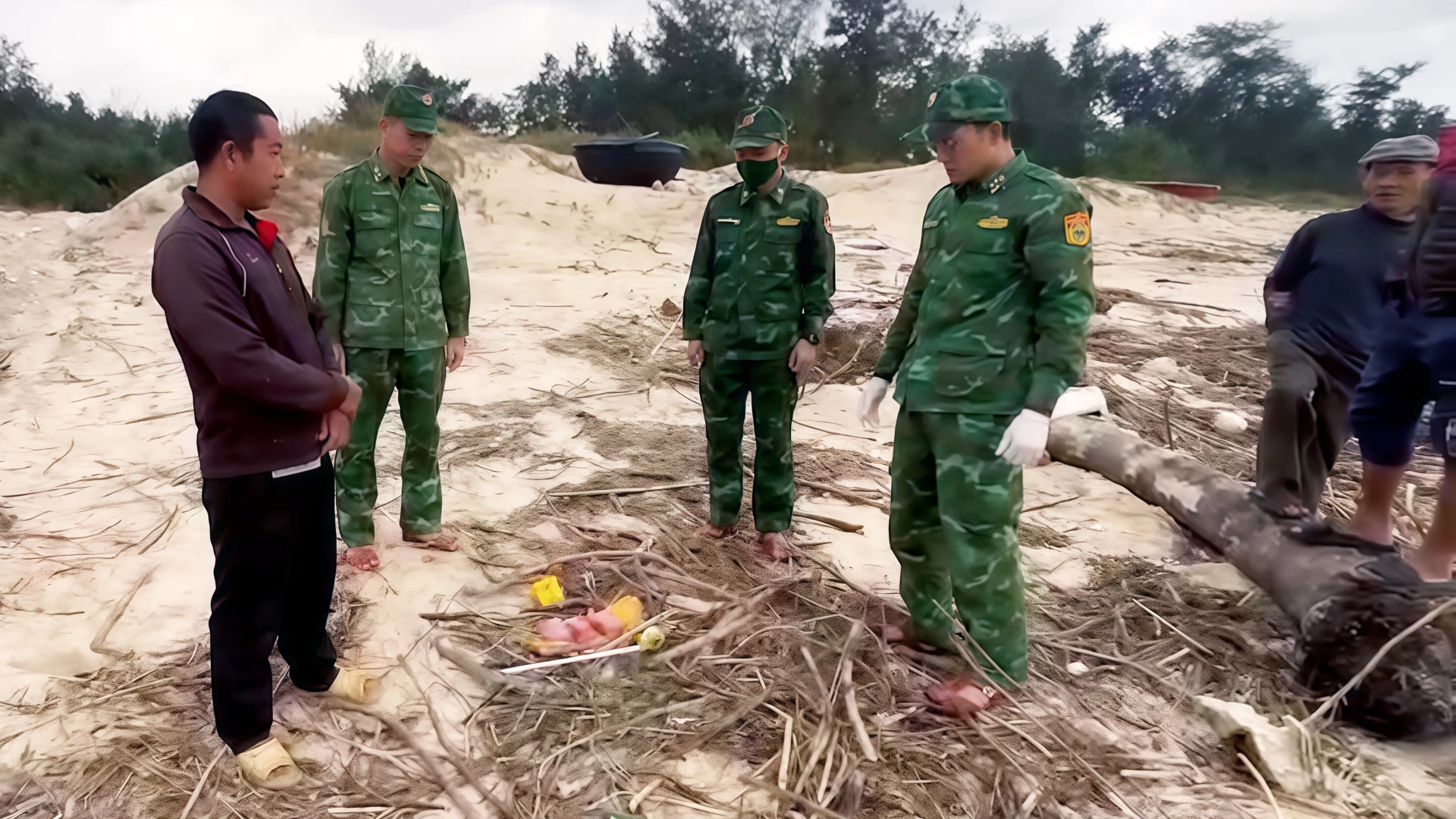 Xã Nam Cửa Việt: Liên tiếp phát hiện túi ni lông chứa vật thể nghi ma túy tổng hợp trên bờ biển