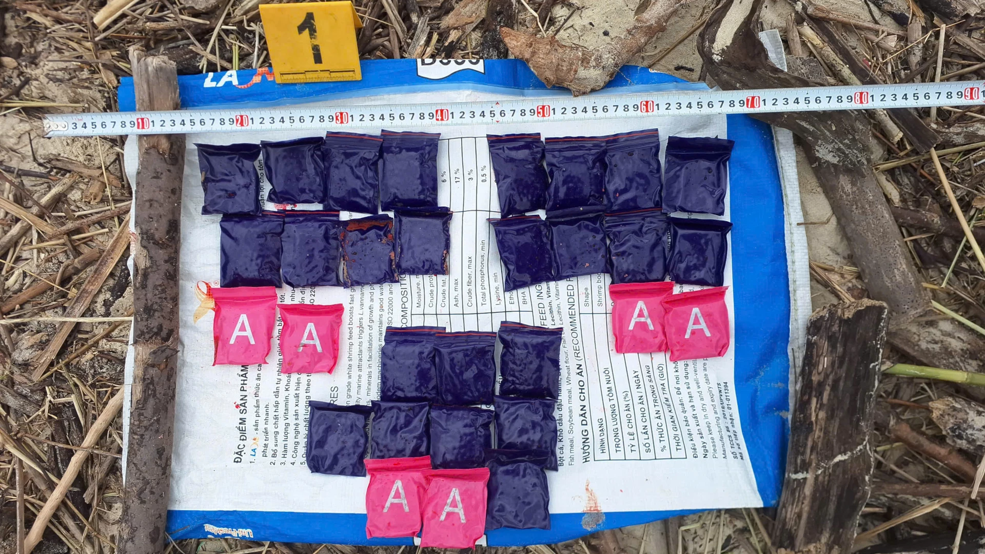 Toàn bộ vật chứng nghi là ma túy trên bờ biển xã Nam Cửa Việt.