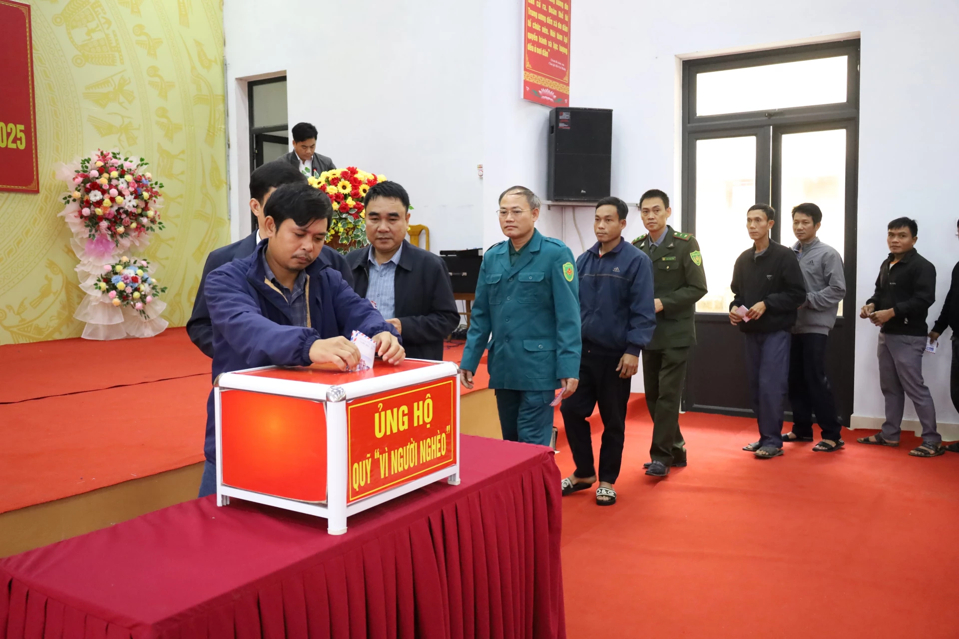 Các gia đình, nhà hảo tâm tham gia quyên góp Quỹ “Vì người nghèo” xã Dân Hóa