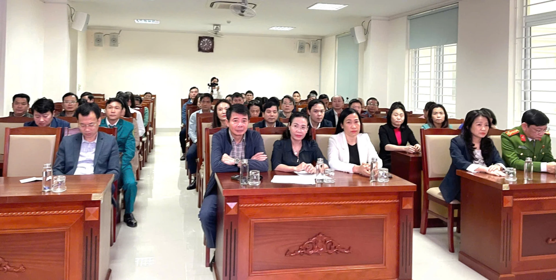 Lãnh đạo phường và đại diện các đơn vị trên địa bàn tham dự lễ phát động. Ảnh: H.Tr.