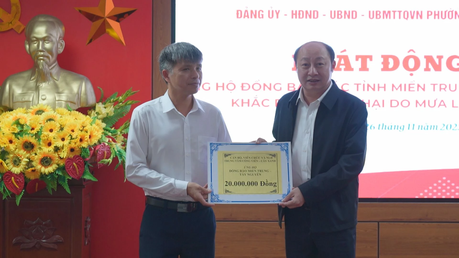 Đại diện các cơ quan, đơn vị trao kinh phí ủng hộ đồng bào khắc phục hậu quả mưa lũ. Ảnh: H.Tr