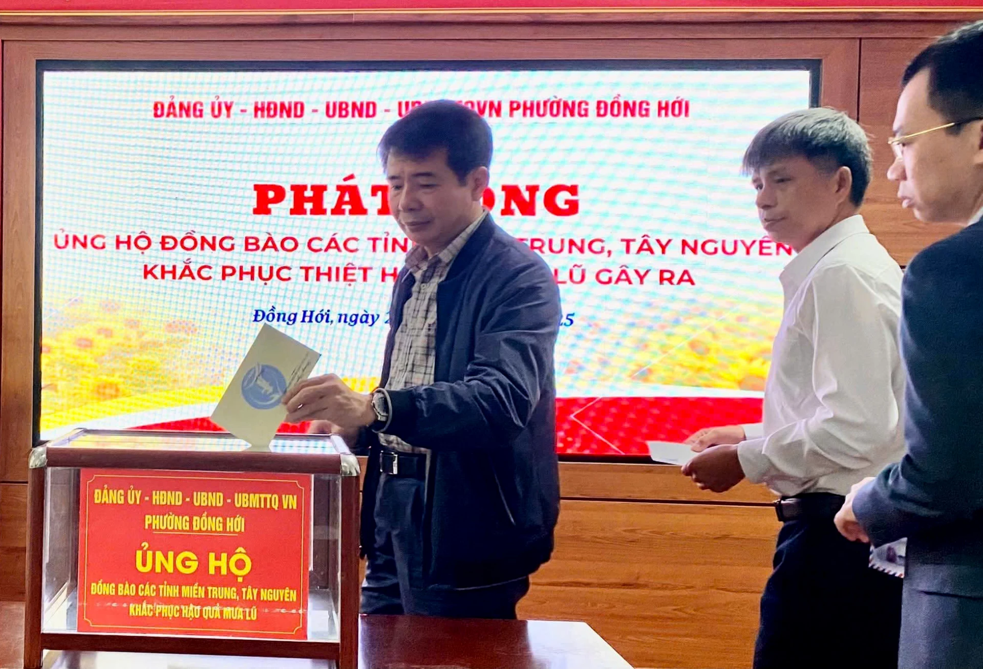 Lãnh đạo phường và đại diện các đơn vị trên địa bàn đóng góp kinh phí hỗ trợ Nhân dân vùng lũ. Ảnh: H.Tr.