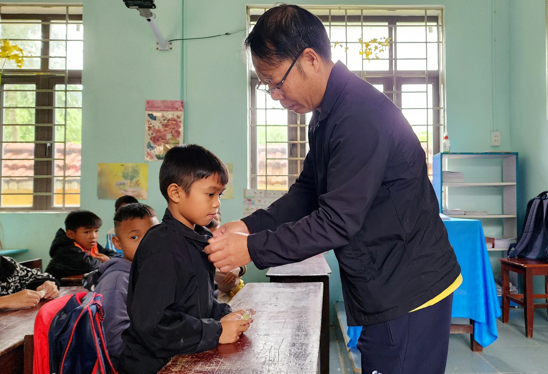 Cháu Trần Văn Hoàng luôn được sống trong sự yêu thương, đùm bọc của thầy cô và bạn bè - Ảnh: T.L