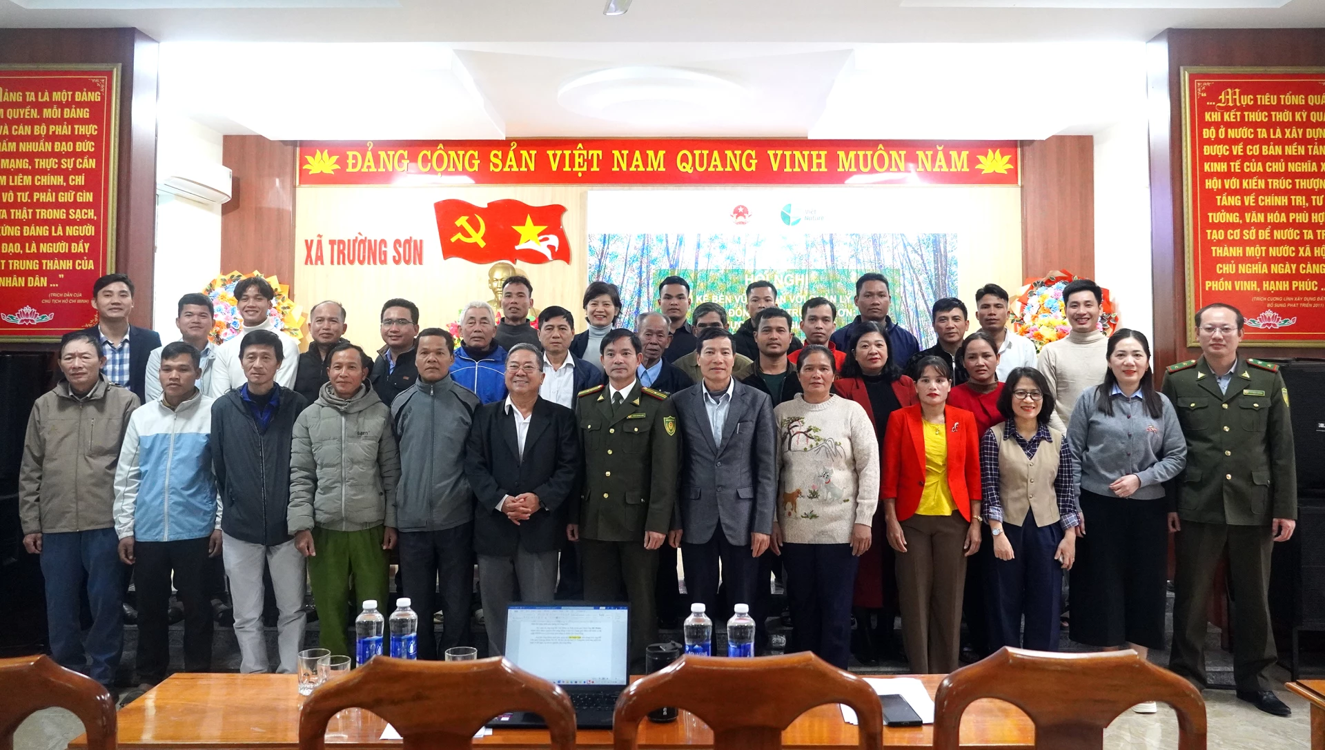 Đại biểu dự hội nghị chụp ảnh lưu niệm tại hội nghị - Ảnh: N.M