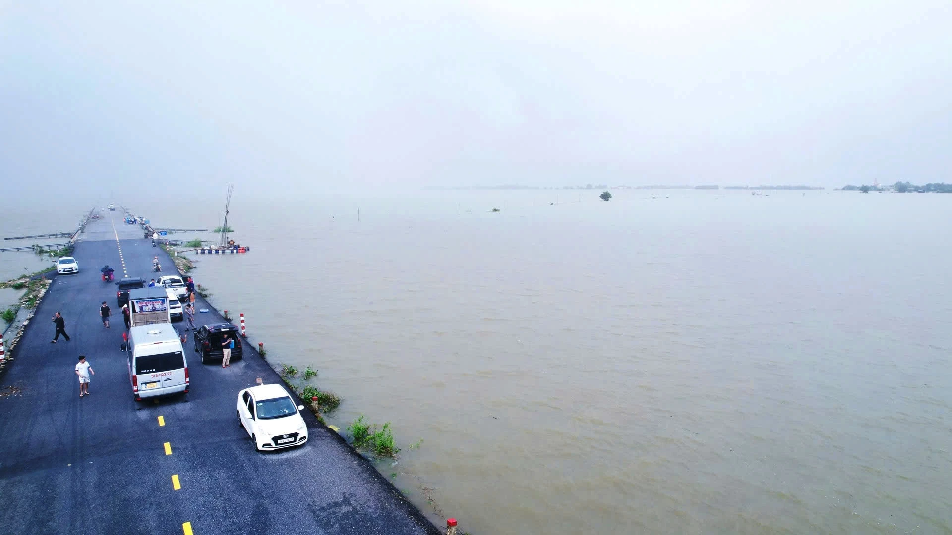 Vùng Càng mênh mông giữa biển nước - Ảnh: Đ.V