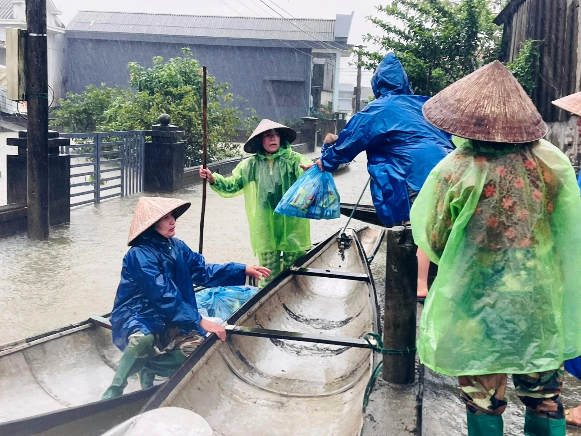 Hỗ trợ những suất cơm và thực phẩm cho người dân vùng Càng - Ảnh: Đ.V