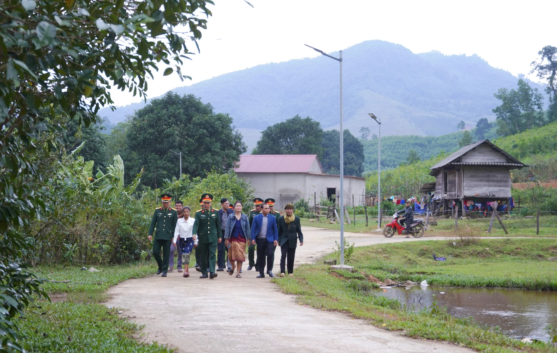 Các đại biểu tham quan công trình “Sao sáng buôn làng” tại bản Khe Giữa - Ảnh: N.H