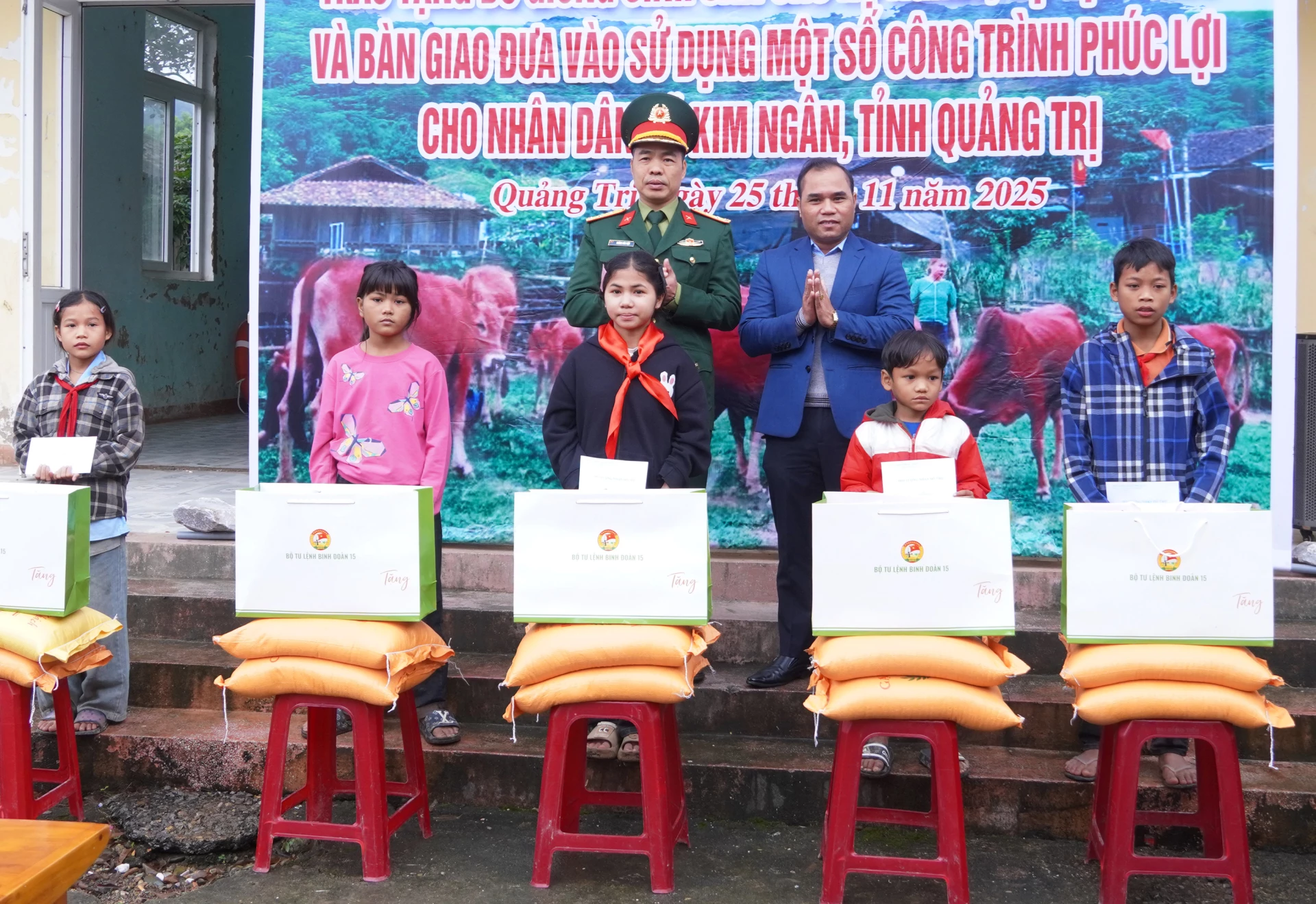 Ảnh: Đoàn Kinh tế-Quốc phòng 79 trao tặng kinh phí, hiện vật cho học sinh đang theo học tại Trường Phổ thông Dân tộc bán trú tiểu học và THCS số 2 Kim Thủy-Ảnh: N.H