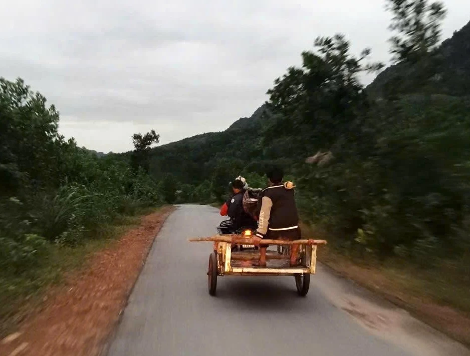 Anh hùng Hướng Phùng xuyên đêm vượt lũ, cứu sống sản phụ. Hàng chục thanh niên xã Hướng Phùng xuyên đêm đưa sản phụ vượt lũ đến bệnh viện
