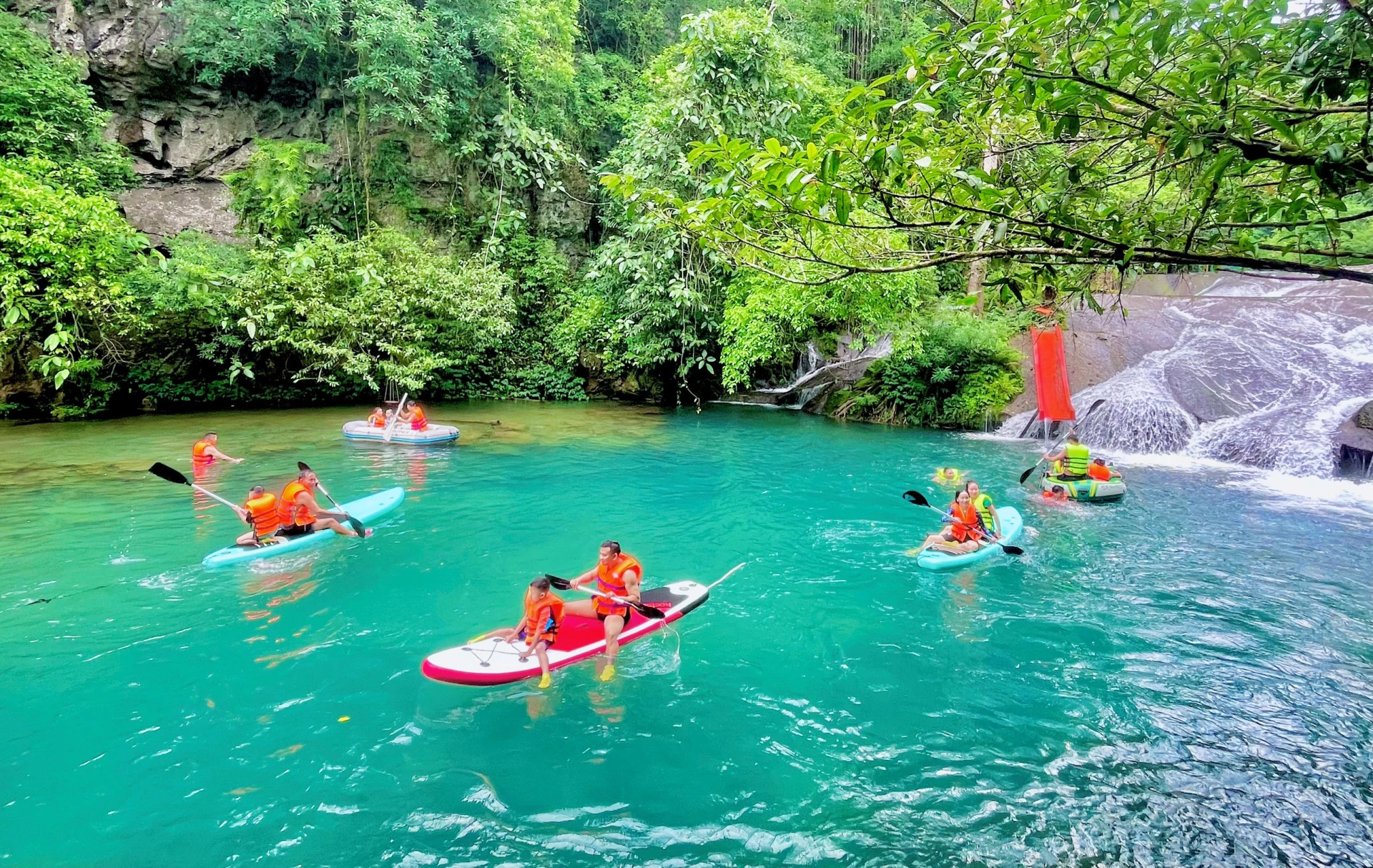 Du khách trải nghiệm tại suối Chà Rào, xã Trường Sơn - Ảnh: L.C