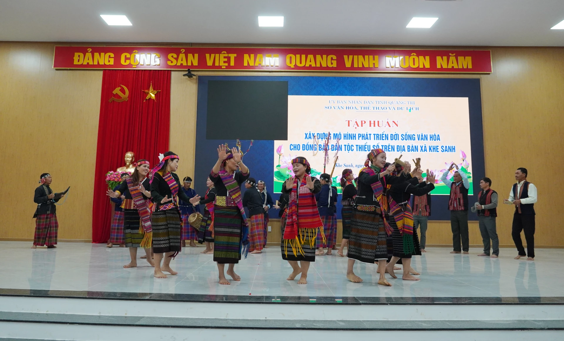 Các học viên trình diễn một tiết mục văn hóa truyền thống đặc sắc, thể hiện sự đa dạng và phong phú của bản sắc dân tộc.