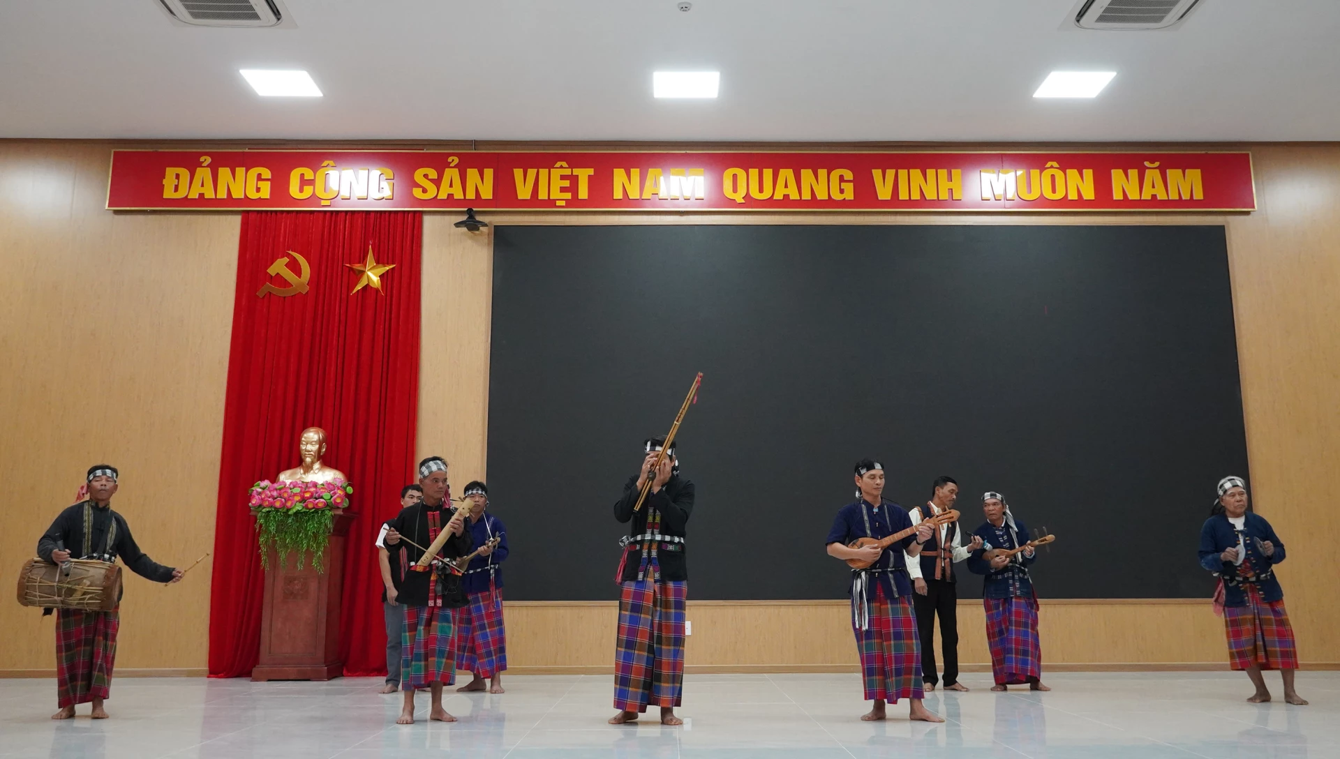 Các nhạc cụ truyền thống được giới thiệu và trình diễn tại lớp tập huấn, góp phần gìn giữ âm nhạc dân gian.