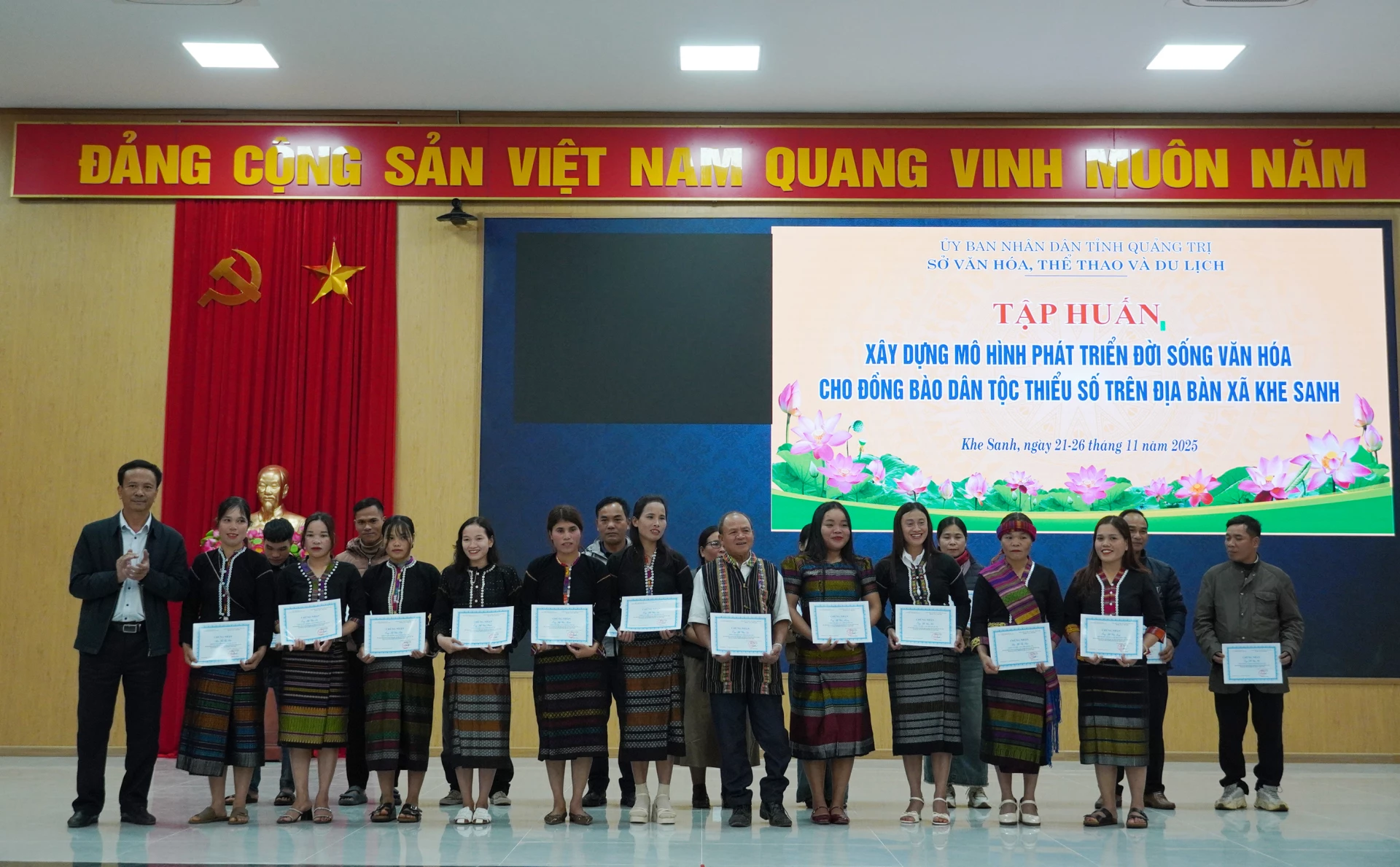 Đại diện lãnh đạo Sở Văn hóa, Thể thao và Du lịch trao quyết định chứng nhận hoàn thành lớp tập huấn cho các học viên, ghi nhận sự nỗ lực và thành quả đạt được.