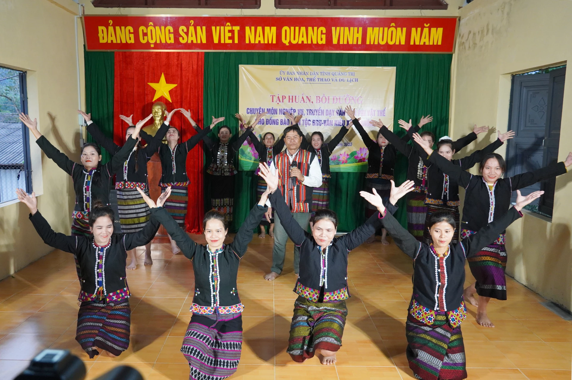 Các học viên tự tin trình diễn các tiết mục văn hóa đặc sắc, mang đậm bản sắc truyền thống của người Bru - Vân Kiều tại xã Đakrông.