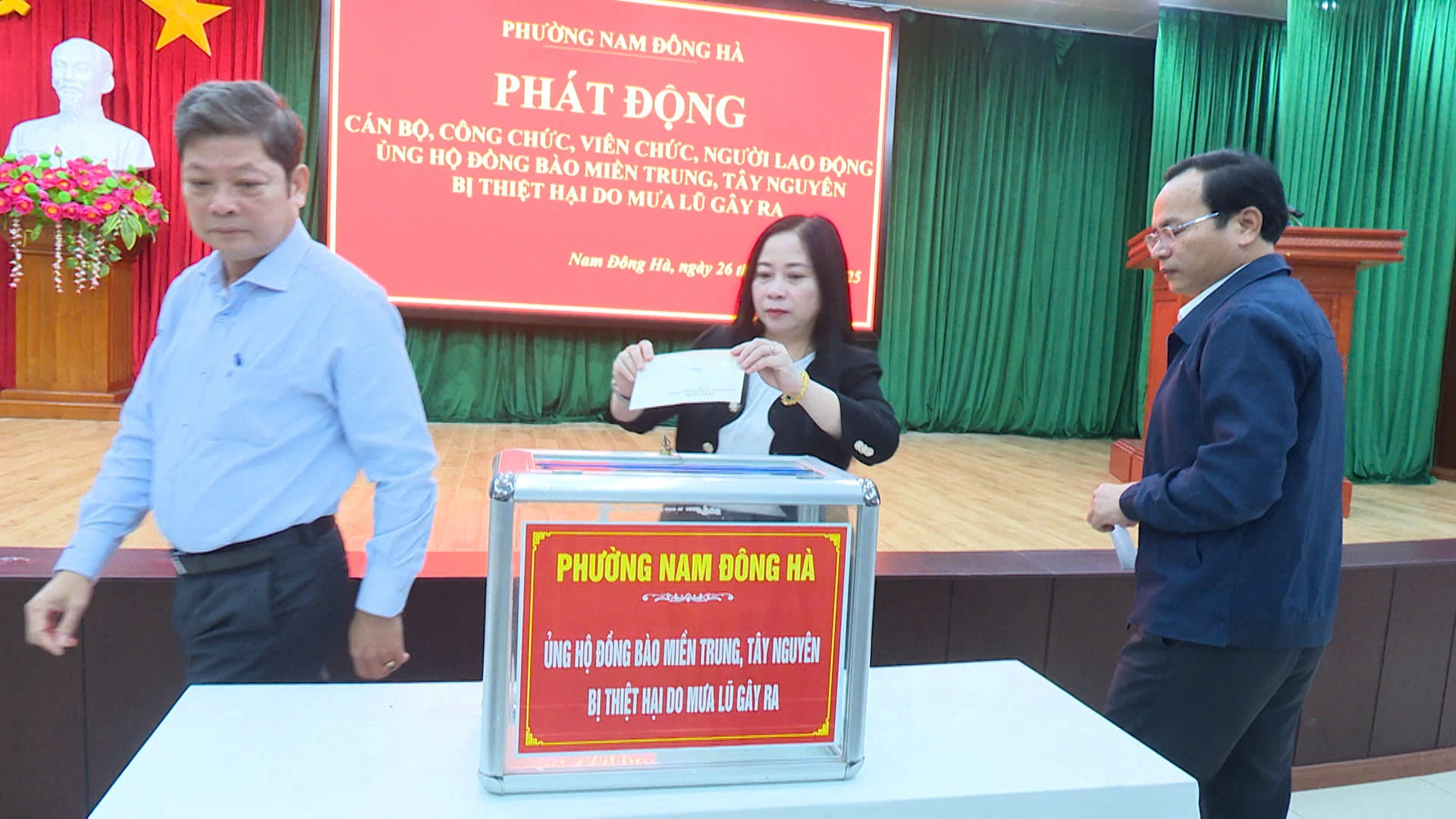 Lãnh đạo phường Nam Đông Hà tham gia ủng hộ đồng bào miền Trung, Tây Nguyên bị ảnh hưởng mưa lũ - Ảnh: Hải Phi