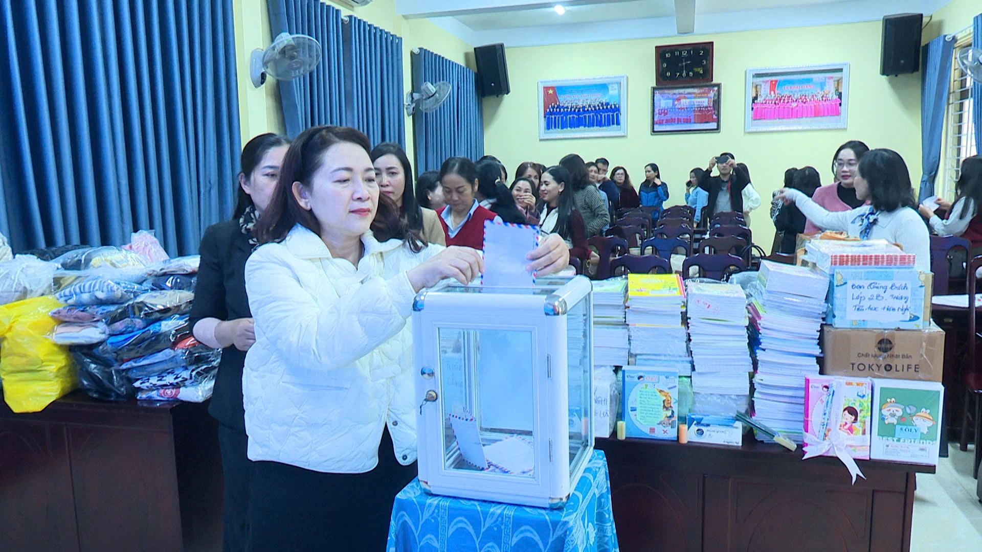 Nhiều trường học ở phường Nam Đông Hà cũng tổ chức quyên góp hỗ trợ người dân bioj ảnh hưởng thiên tai ở các tỉnh miền Trung, Tây Nguyên - Ảnh: H.P  