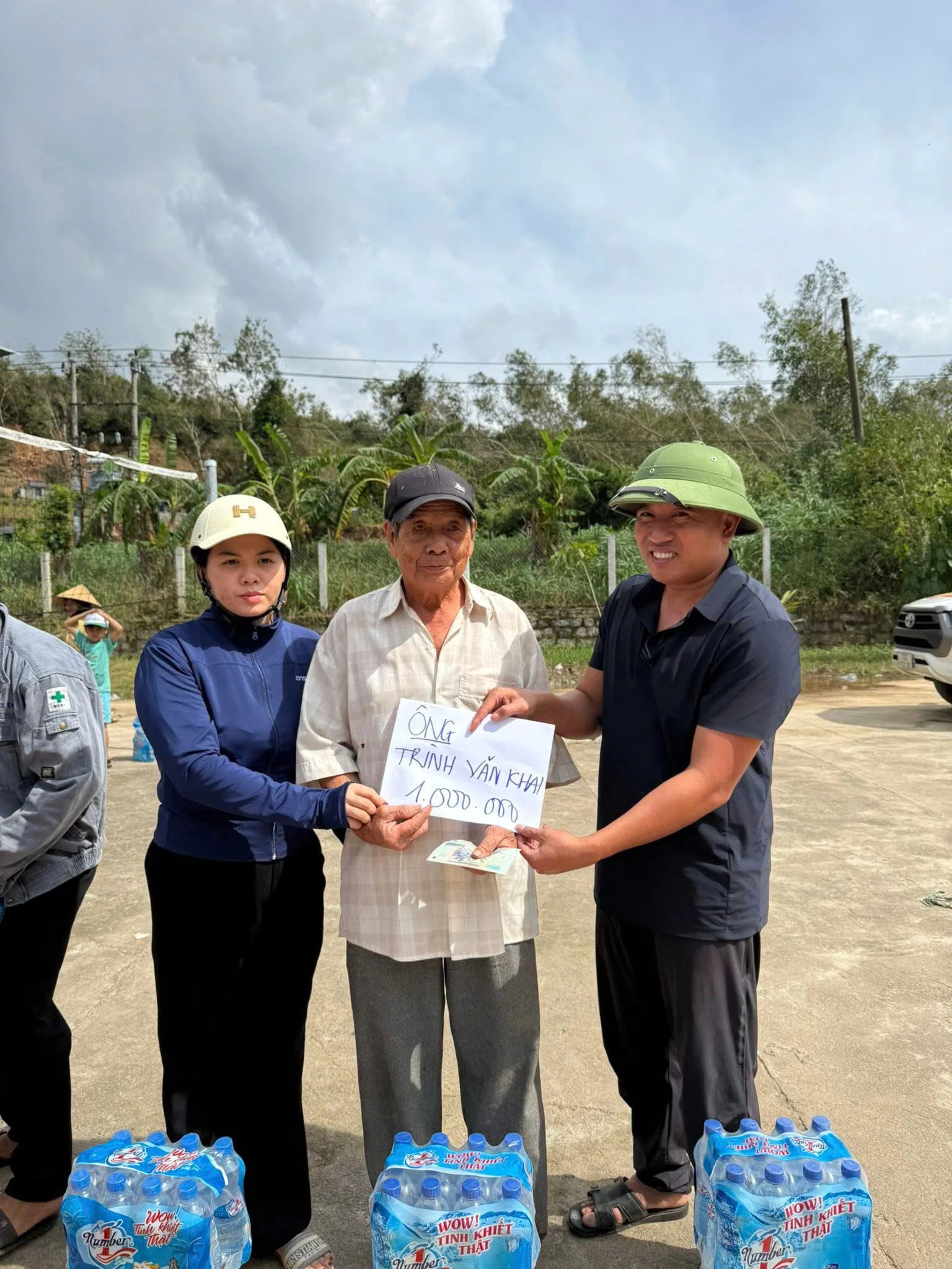 Những phần quà được trao góp phần giúp các hộ dân vượt qua khó khăn trước mắt - Ảnh: QV