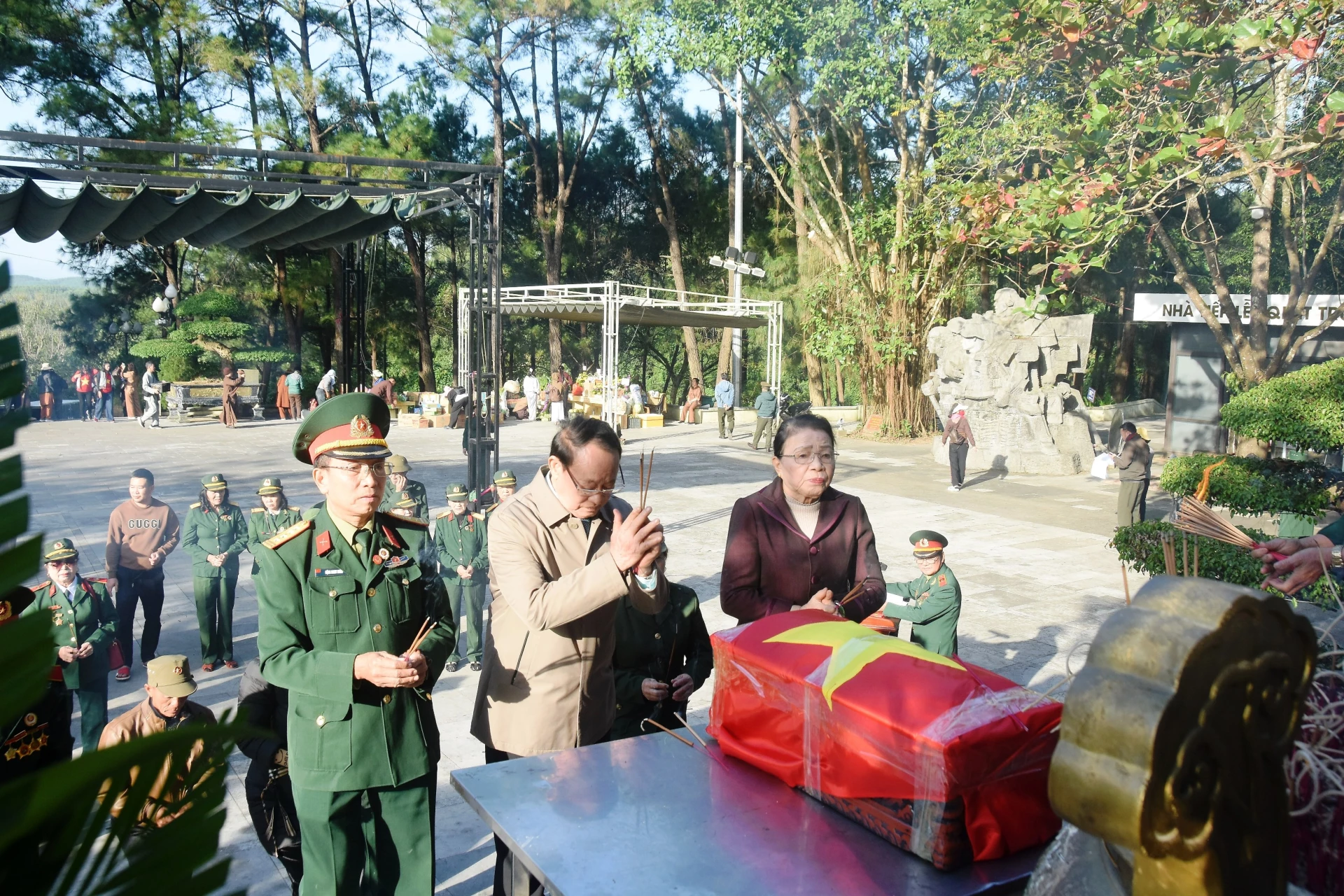 Các đồng chí, đồng đội thắp nhang tri ân liệt sĩ Lương Đình Thái tại Nghĩa trang liệt sĩ quốc gia Trường Sơn - Ảnh: ĐV