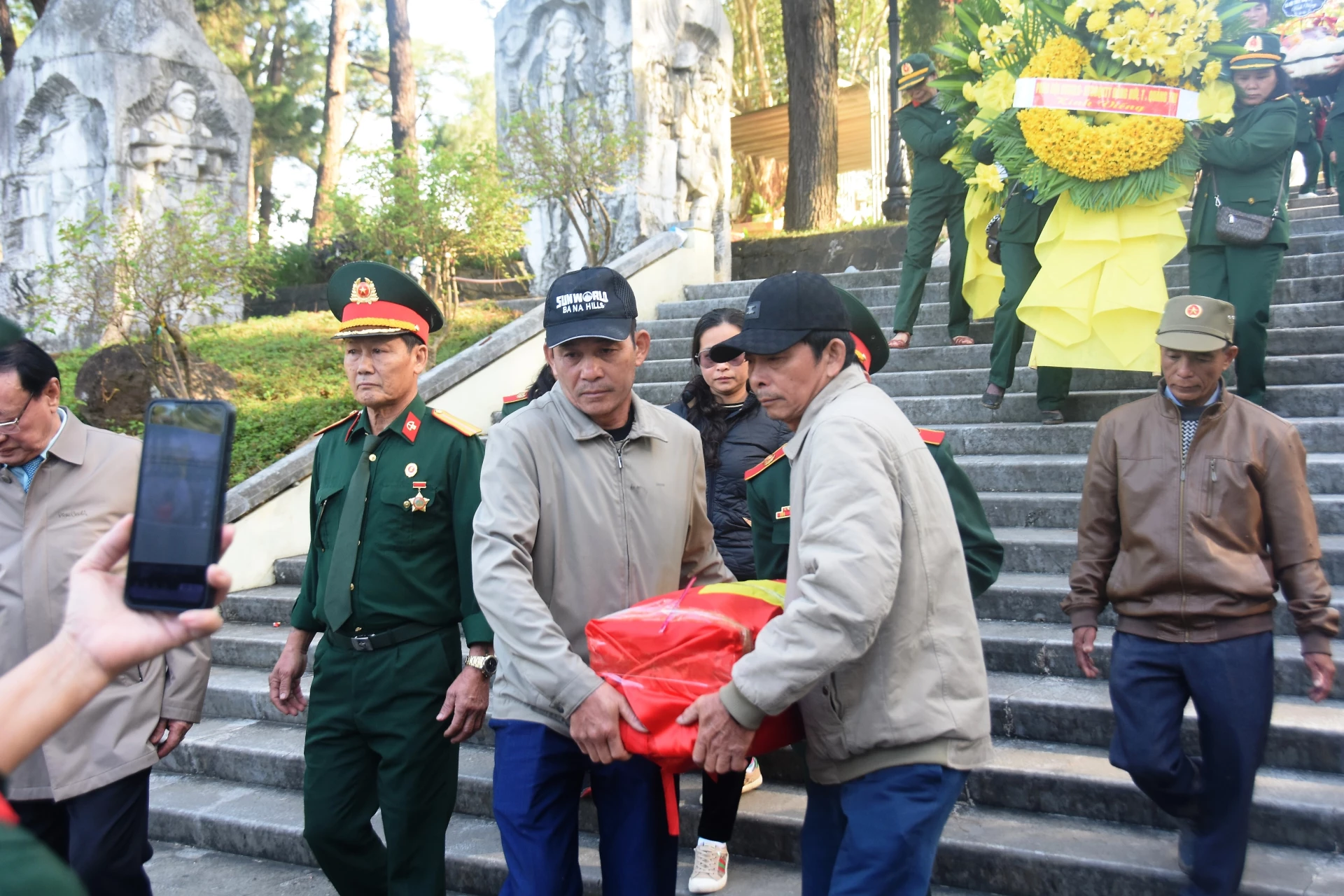 Di chuyển hài cốt liệt sĩ Lương Đình Thái trở về an táng tại quê nhà - Ảnh: ĐV