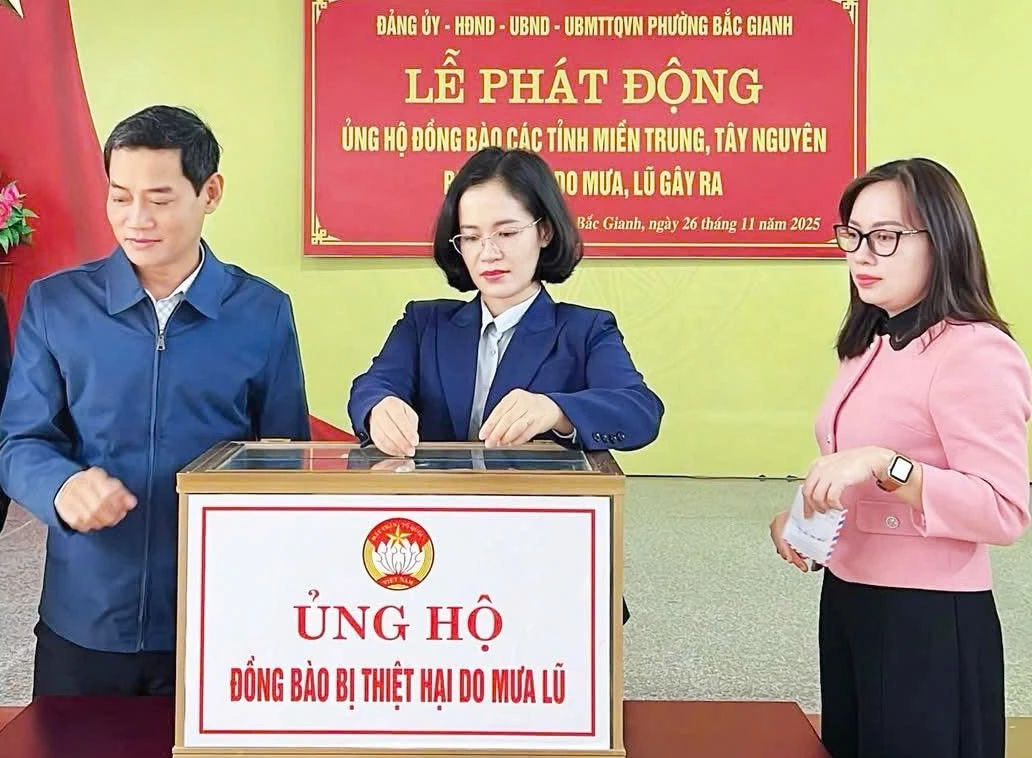 Lãnh đạo phường Bắc Gianh ủng hộ đồng bào miền Trung, Tây Nguyên bị thiệt hại do mưa lũ.