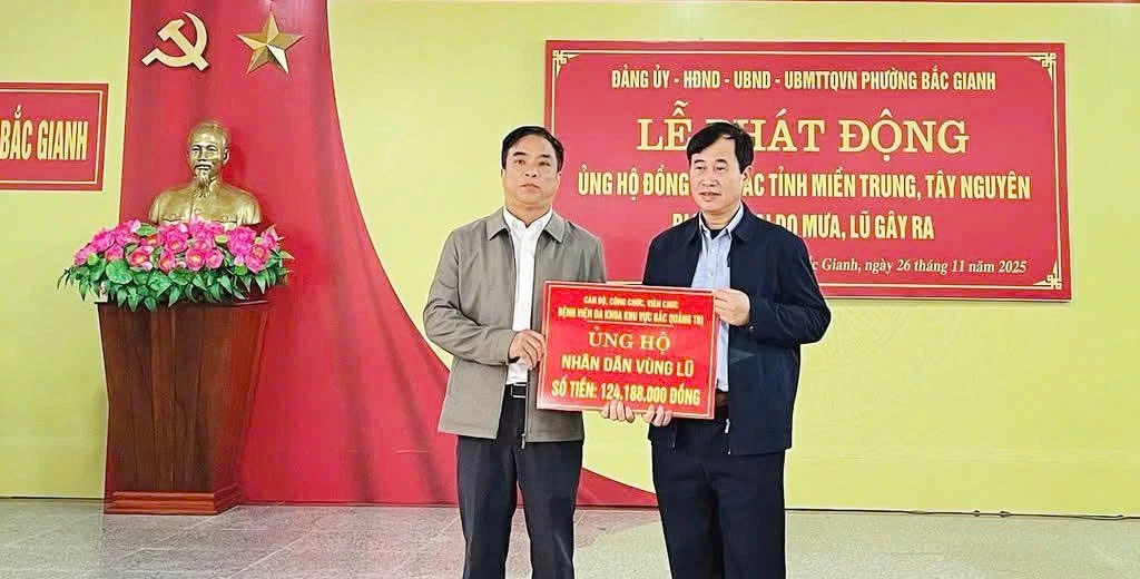 Lãnh đạo Bệnh viên Đa khoa Khu vực Bắc Quảng Trị trao biển tượng trưng ủng hộ hơn 124 triệu đồng.