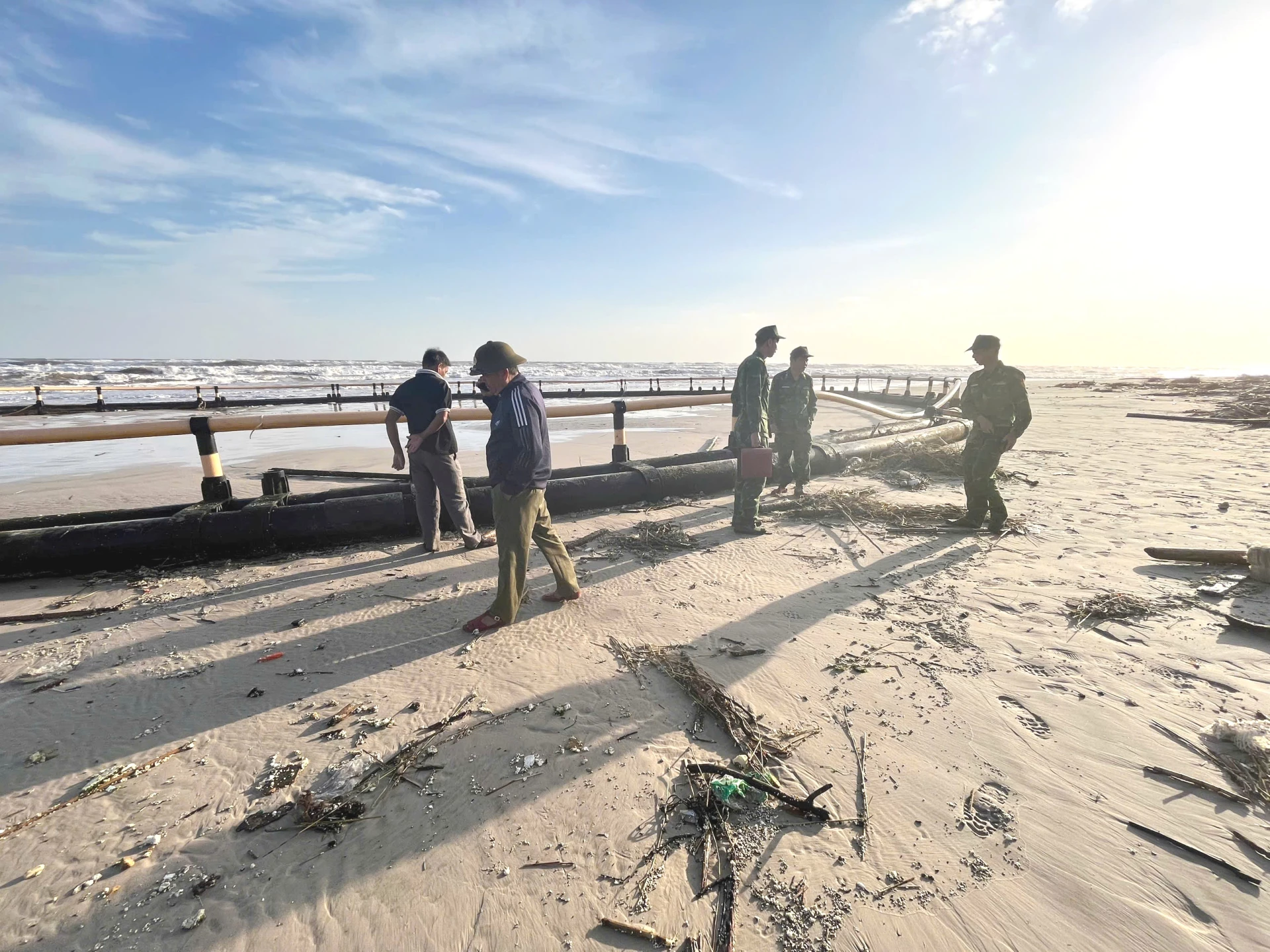 Bất ngờ bè nuôi thủy sản dạt bờ Vĩnh Hoàng: Nguy cơ ô nhiễm? Phát hiện một bè nuôi trồng thủy sản dạt vào bờ biển xã Vĩnh Hoàng