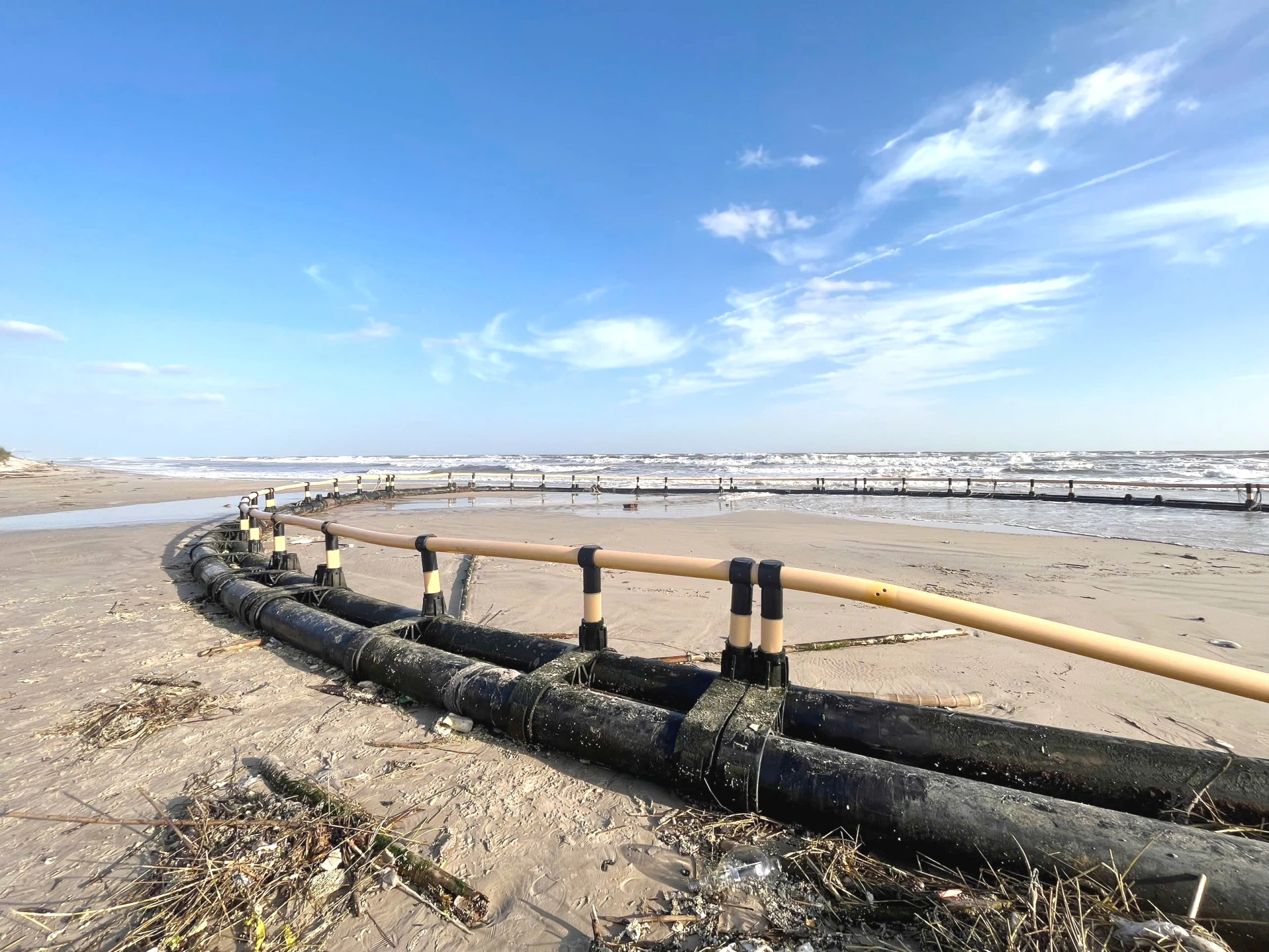 Chiếc bè nuôi trồng thủy sản trôi dạt vào bờ biển thôn Tân Mạch, xã Vĩnh Hoàng - Ảnh: NT