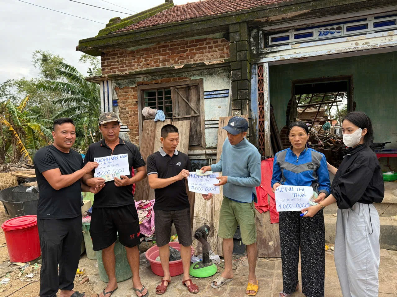 Nhóm Thiện nguyện Phong Nha (Quảng Trị) hỗ trợ với tổng giá trị trên 500 triệu đồng cho đồng bào vùng lũ Đắk Lắk - Ảnh: QV