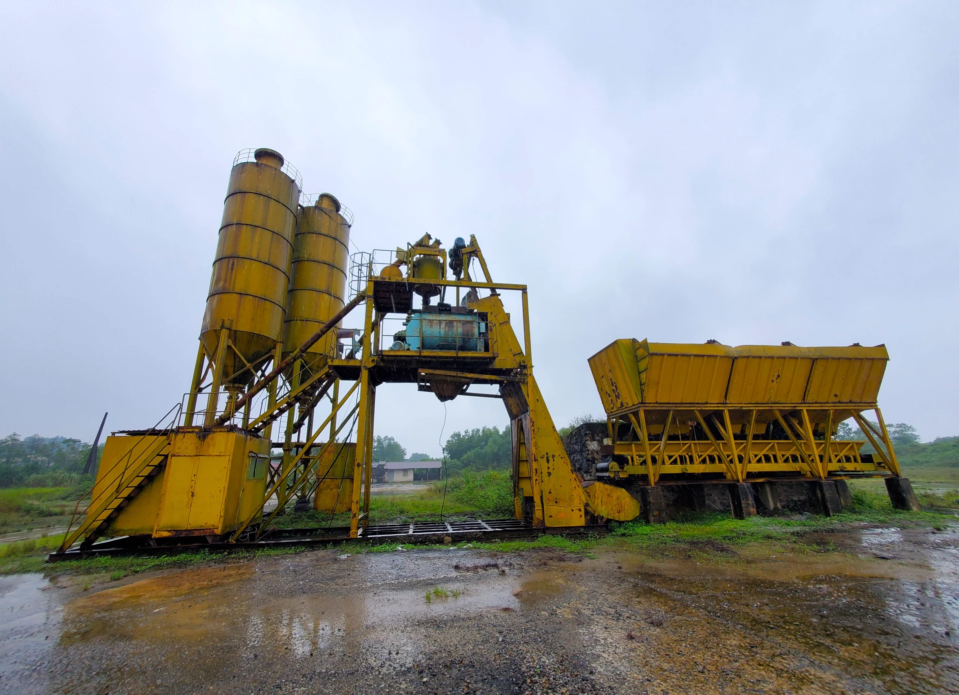 Máy móc, thiết bị thi công bị Công ty TNHH Xây dựng Thống Nhất bỏ lại tại hiện trường sau khi hoàn thành dự án đường tránh lũ, cứu hộ-cứu nạn. Ảnh: T.T