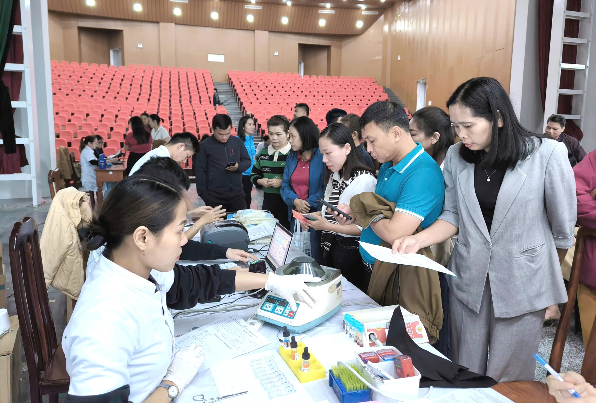 Đông đảo tình nguyện viên hăng hái đăng ký tham gia nghĩa cử hiến máu tình nguyện.