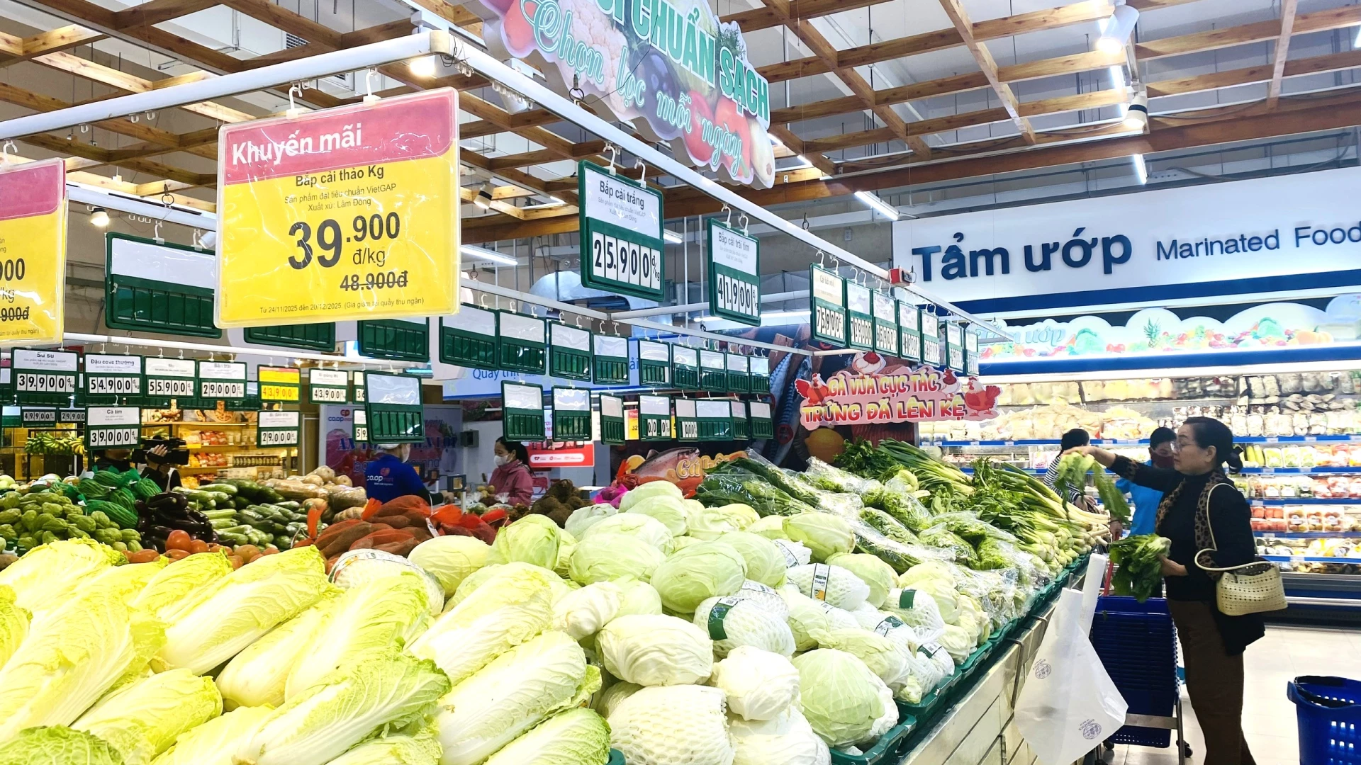 Nhiều mặt hàng rau, củ tại Siêu thị Co.opmart giảm từ 10 - 20% so với ngày thường - Ảnh: T.L