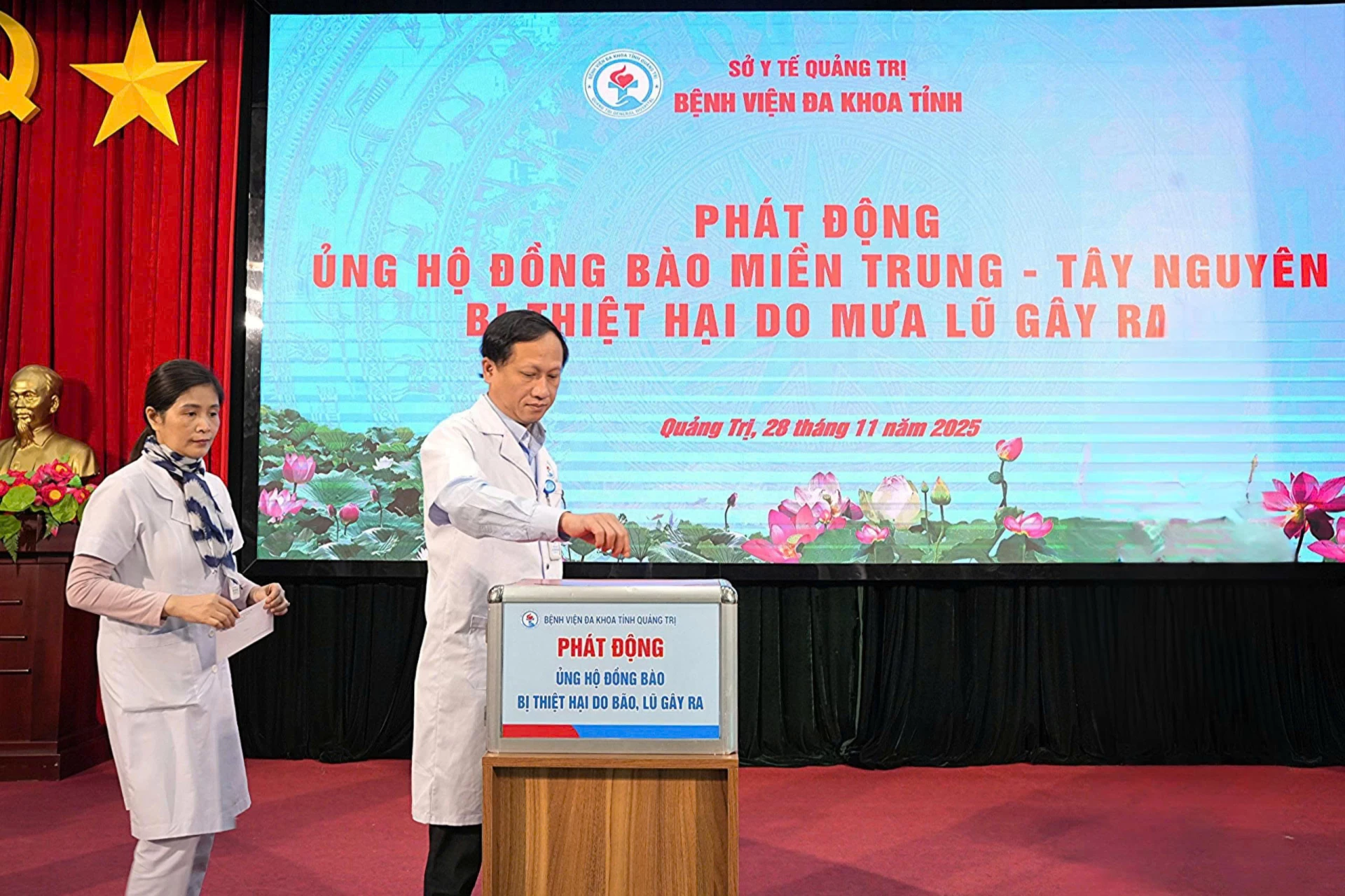 Cán bộ, viên chức và người lao động Bệnh viện Đa khoa tỉnh Quảng Trị chung tay quyên góp ủng hộ đồng bào miền Trung – Tây Nguyên bị thiệt hại do mưa lũ - Ảnh: ĐV