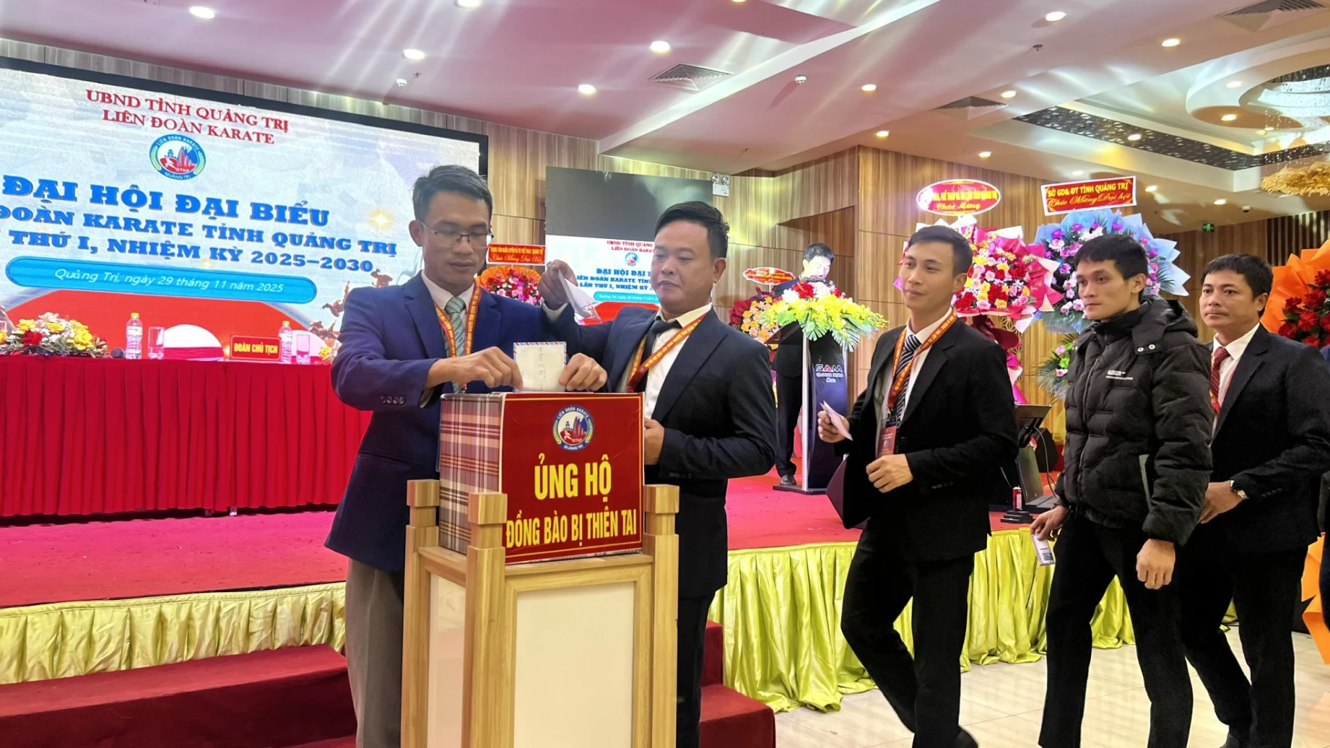 Đại hội đã phát động quyên góp ủng hộ đồng bào miền Trung và Tây Nguyên bị ảnh hưởng nặng nề bởi mưa lũ - Ảnh: H.T