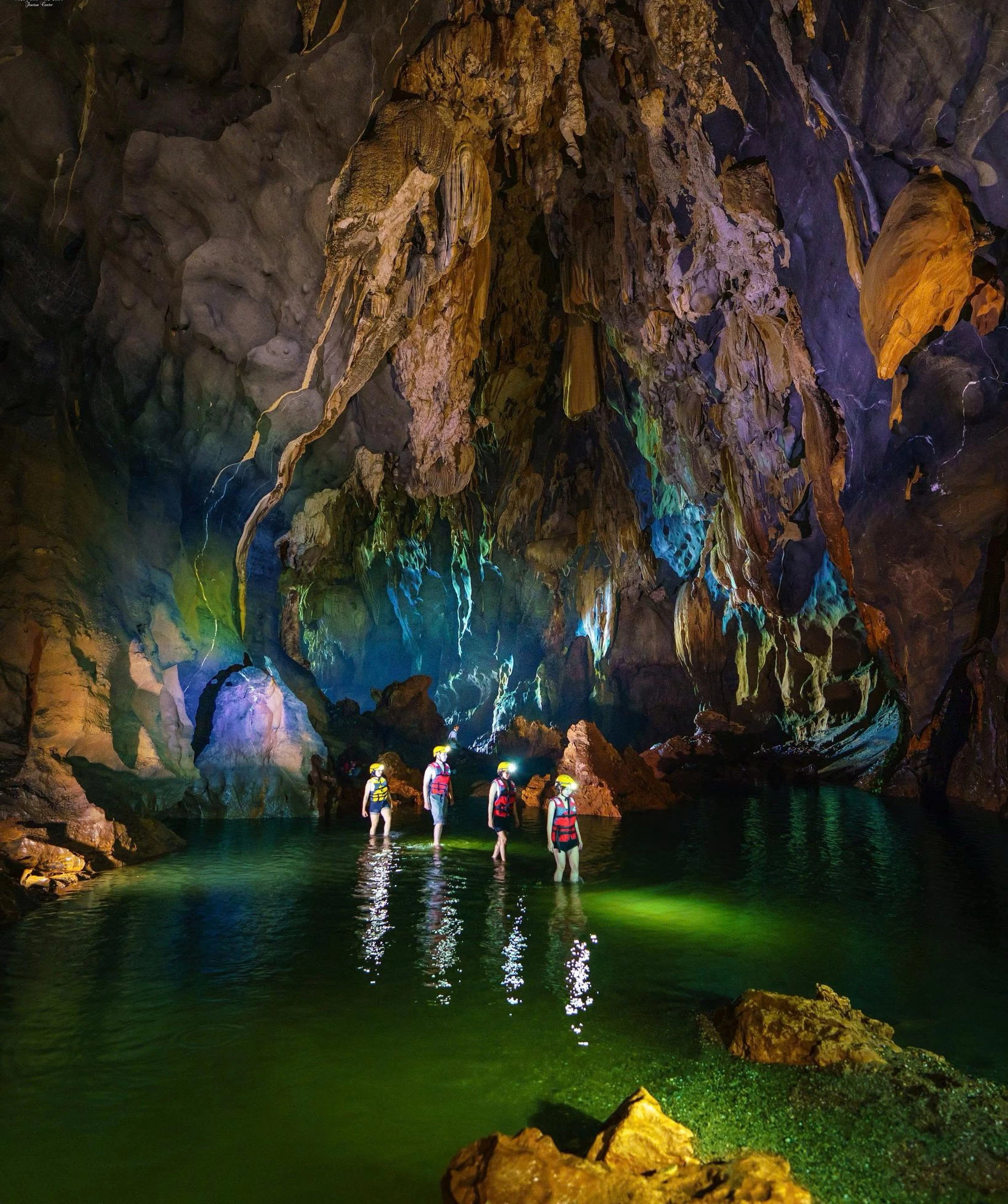 Du khách đắm mình trong trải nghiệm khám phá các điểm đến độc đáo tại Vườn Quốc gia Phong Nha-Kẻ Bàng - Ảnh: PN-KB